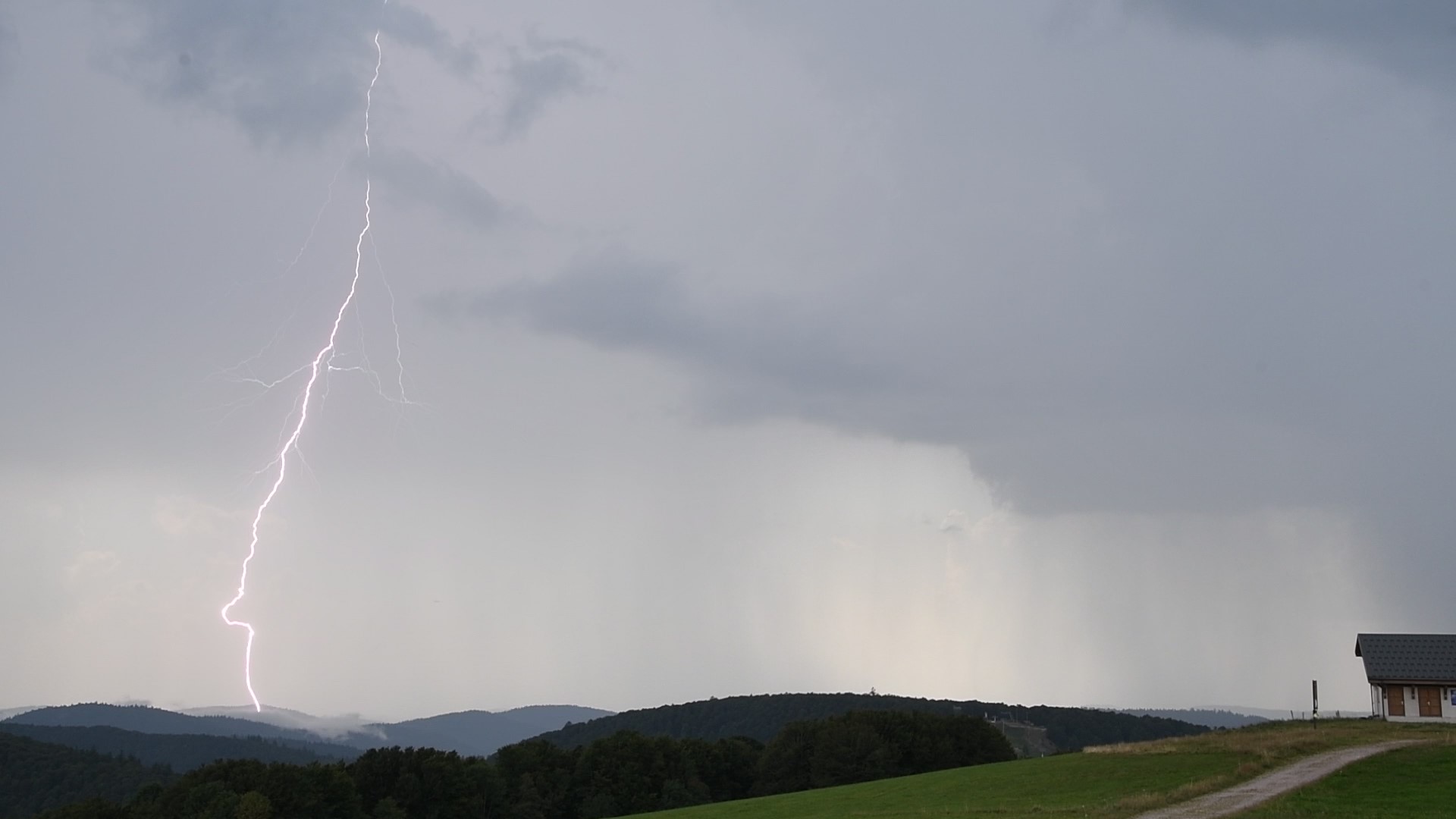 Impact de foudre d'un orage orographique pris depuis la route des crêtes dans les Vosges. - 15/08/2025 17:00 - Maël SIMON