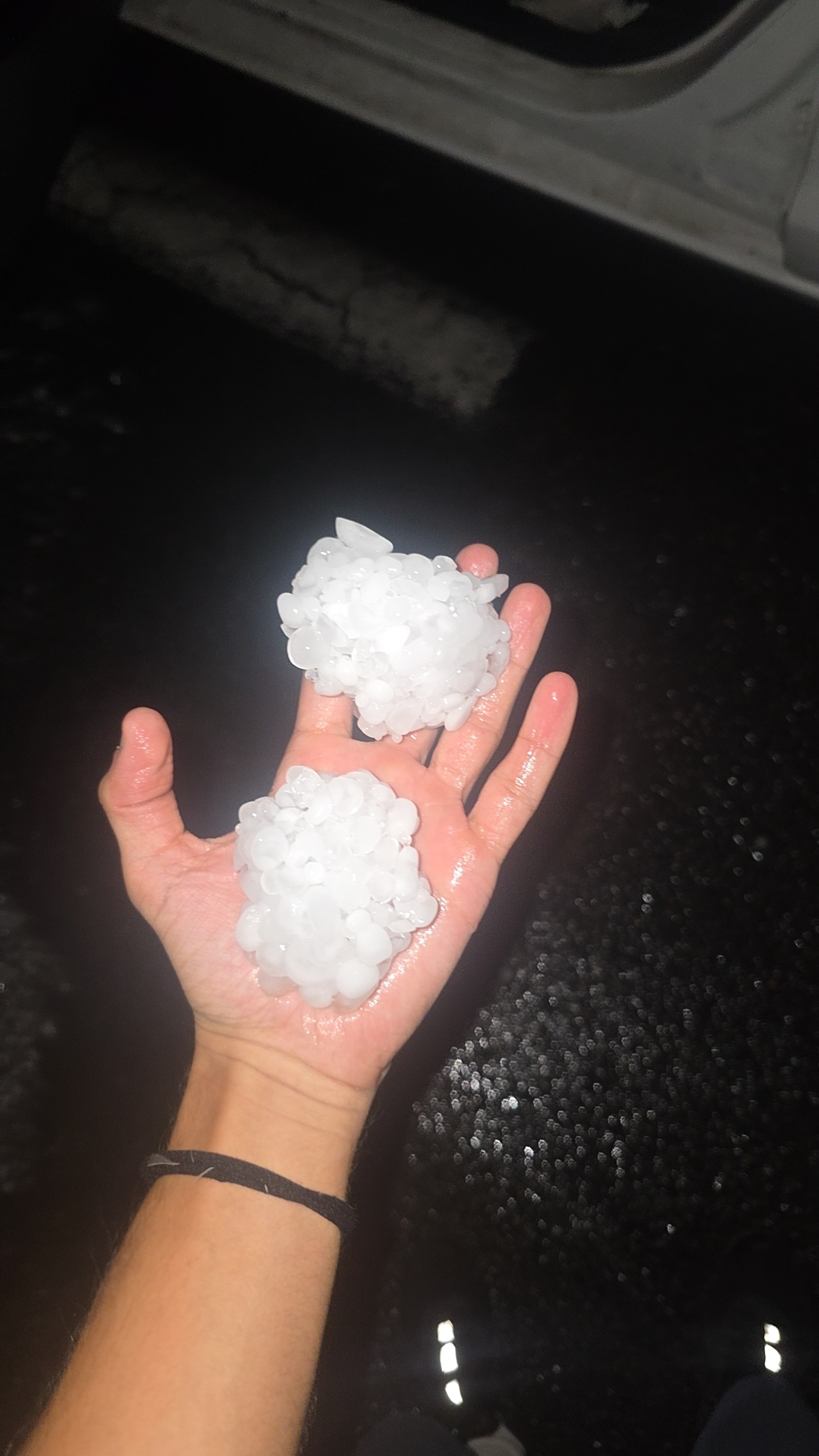 Grêle tombé sur St-André-de-Cubzac 33 . Taille 5-6 cm . Orage violent/ forte pluie.  Inondations. - 15/07/2026 04:30 - Olwen TORRECILLAS