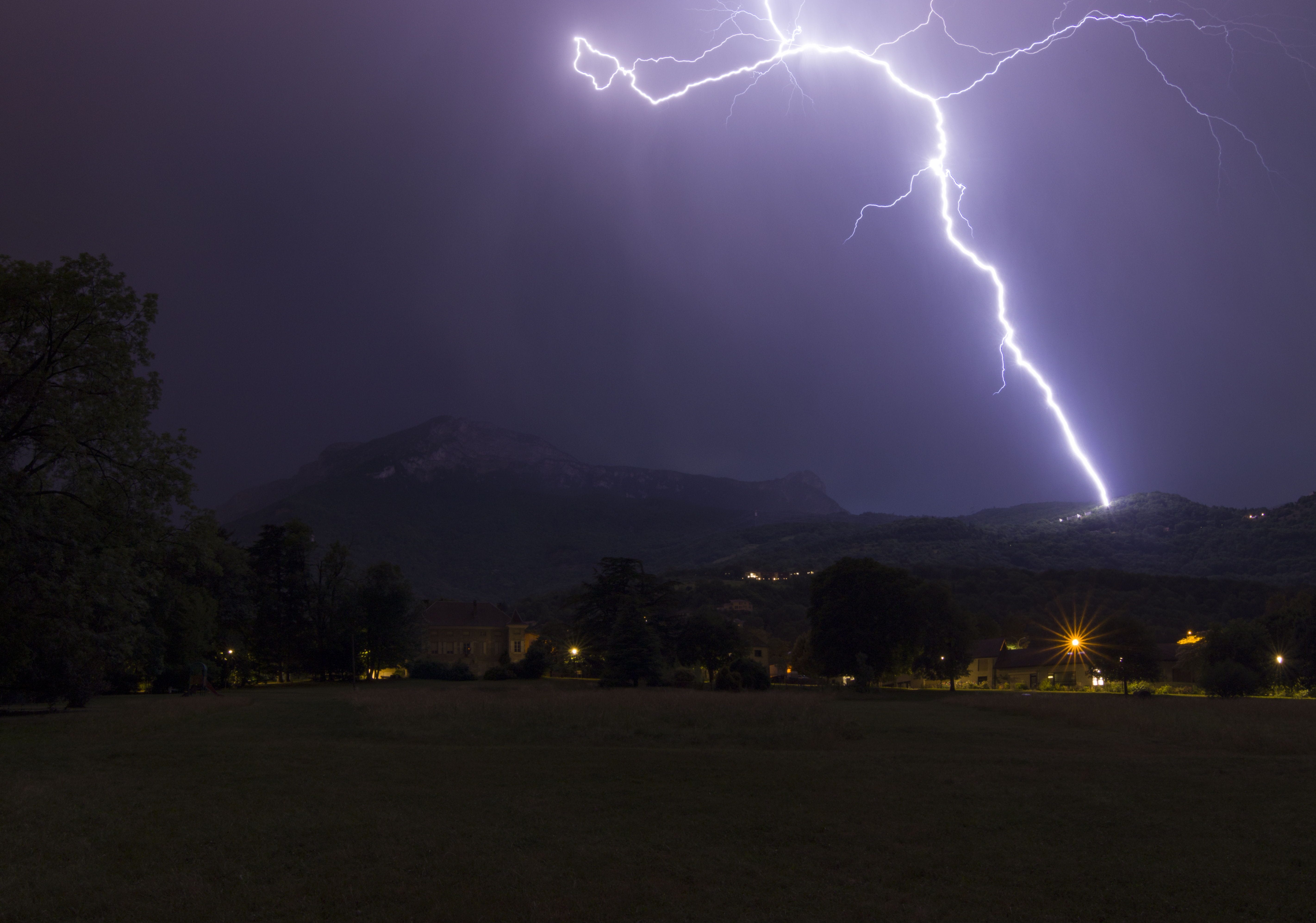 Orage aussi bref que puissant  ayant traversé le Vercors pour finir sur l' agglomération Grenobloise. - 15/06/2022 22:40 - frederic sanchis