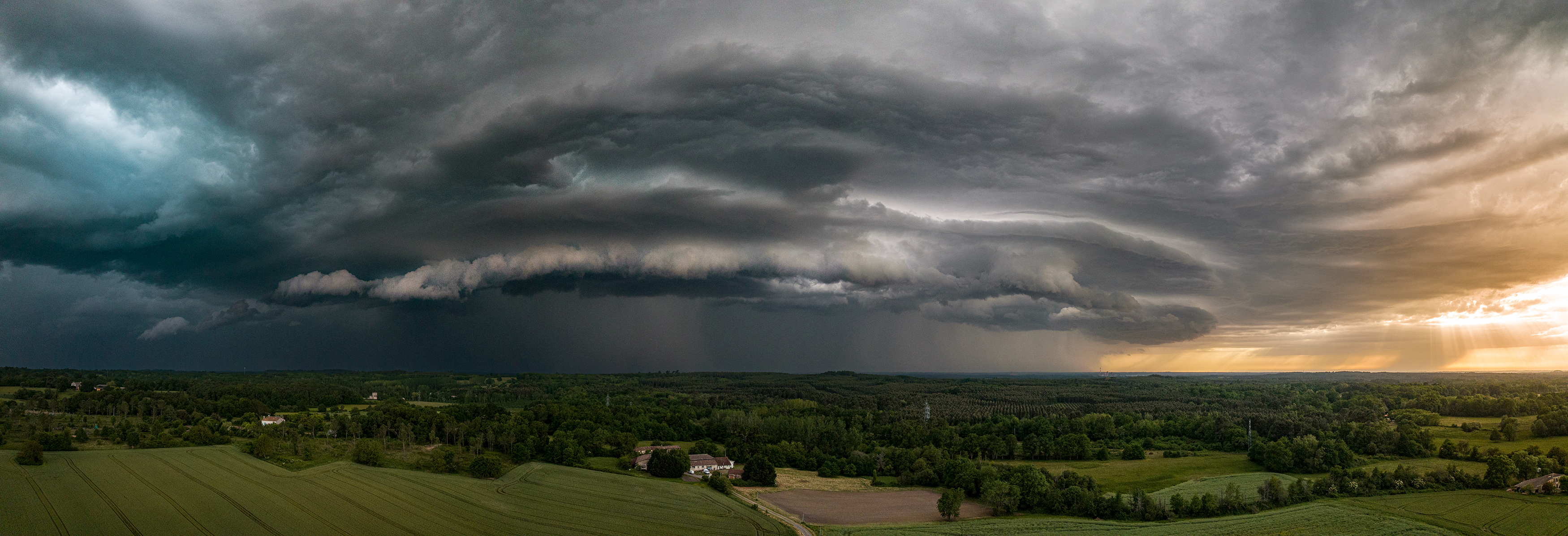 Photo panoramique prise en drone de l'orage du 15 Mai 2022 remontant au nord de Saint-André-de-Cubzac vers 19h40. - 15/06/2022 19:37 - Alexandre MASSE