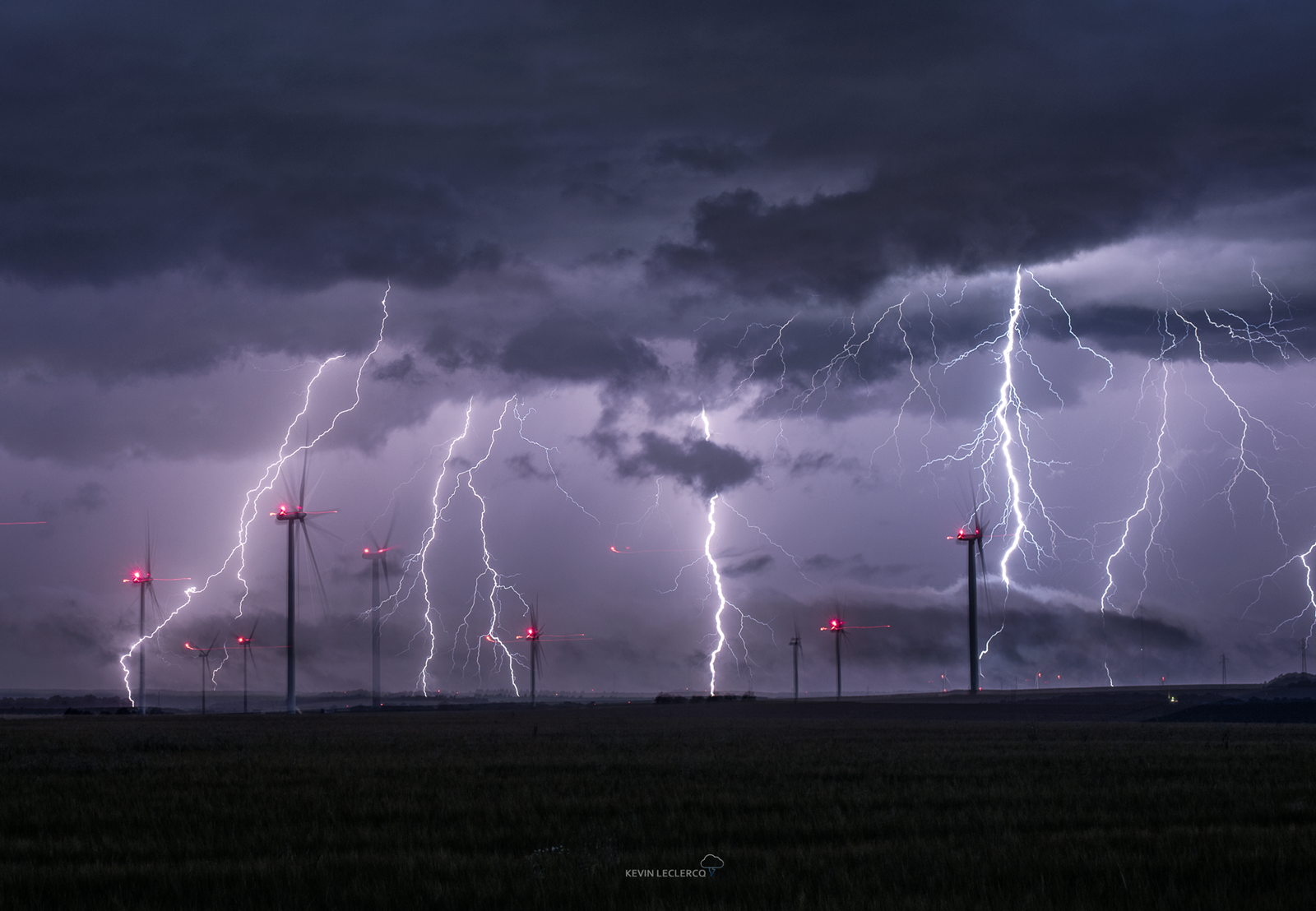 Superpo de 4 photos représentant les 5min très active d'une cellule orageuse sur le Sud de la Meuse au première lueur du jour ! (Les effets chelou sur les éolienne c'est parce que j'ai tapé dans le trépied avec mon pied a un moment ???? - 15/06/2025 05:00 - Kevin Leclercq