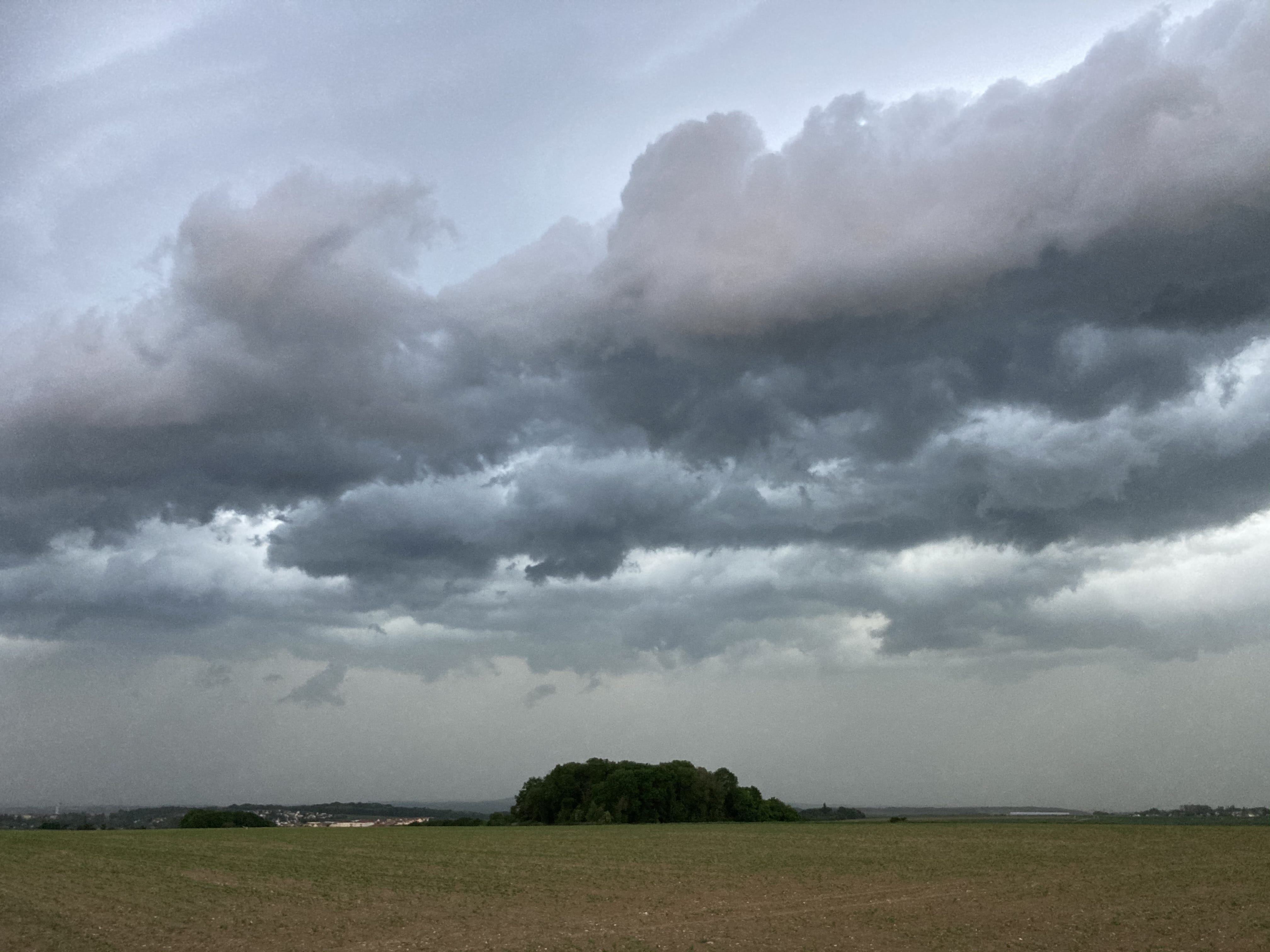 L'orage s'atrophie en arrivant, mais bonne rafale pré frontale quand même. - 15/05/2022 20:57 - Sebastien GIRARD