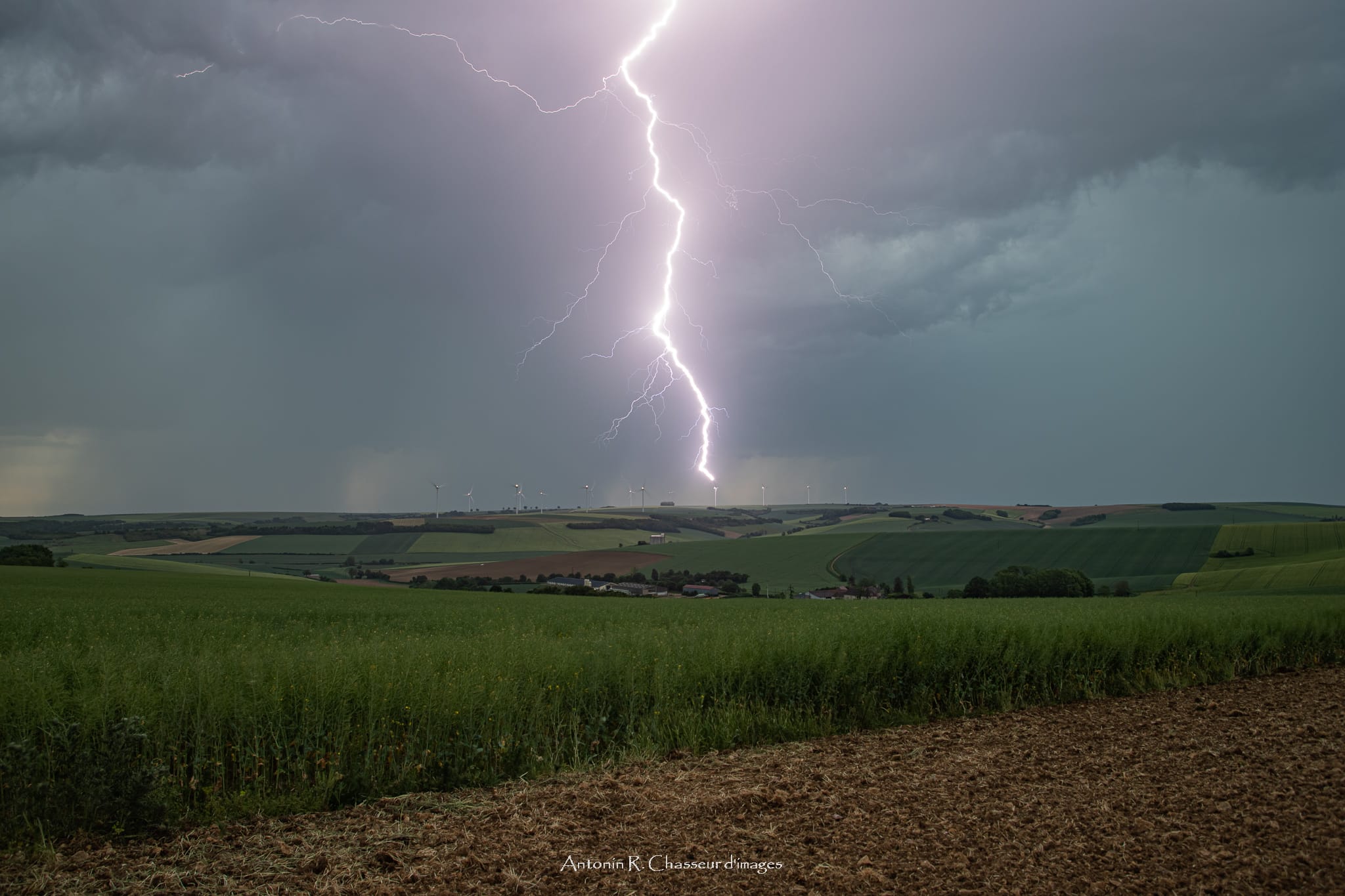 Foudre sur éoliennes sur la commune de Ouanne (Yonne, 89) - 15/05/2022 19:54 - Antonin ROCHON