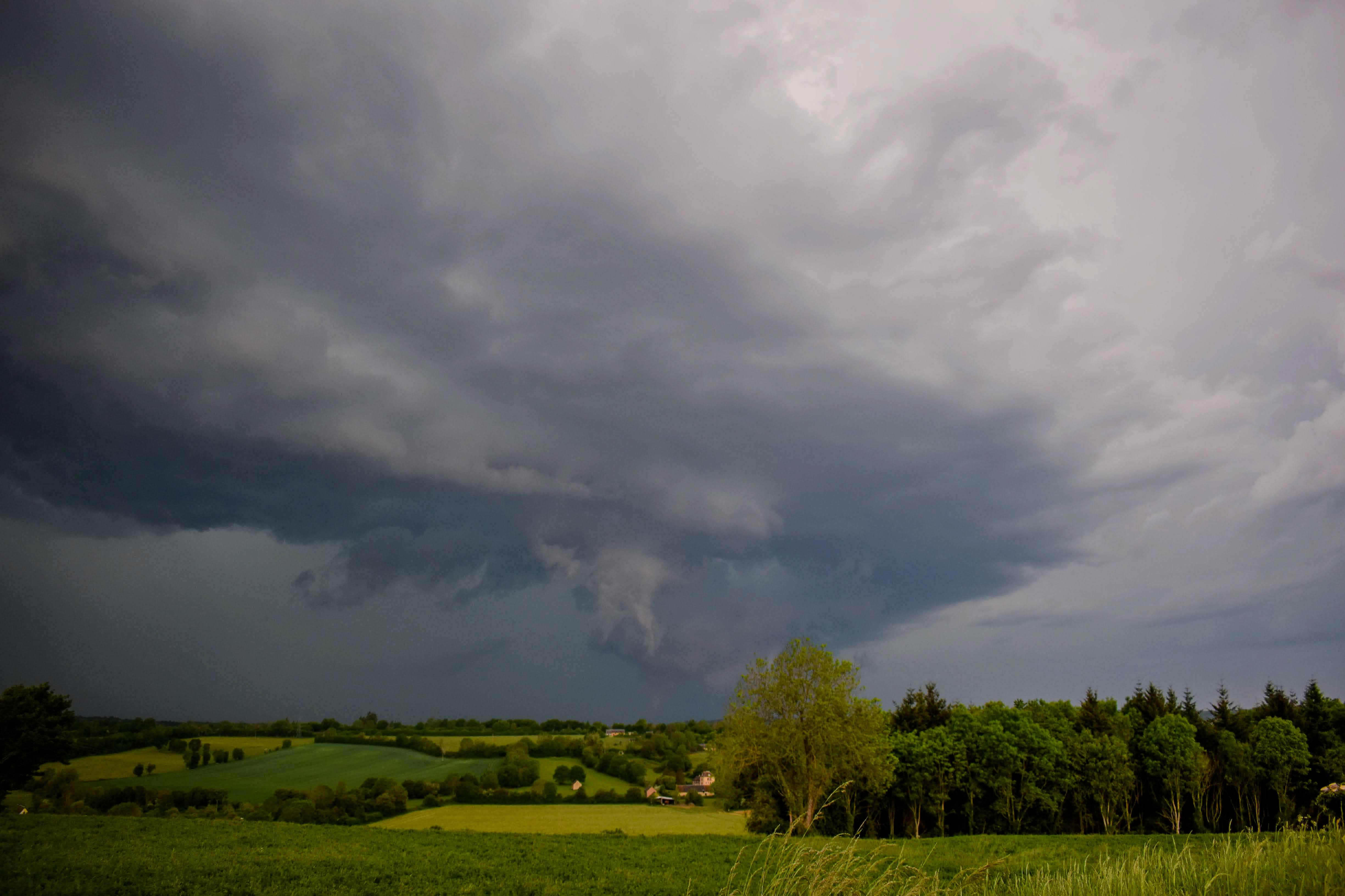 Probable supercellule avec un ciel chaotique au sein du MCS qui à traversé la Normandie, photo prise à Orgères (61) - 15/05/2022 18:05 - François Voyer