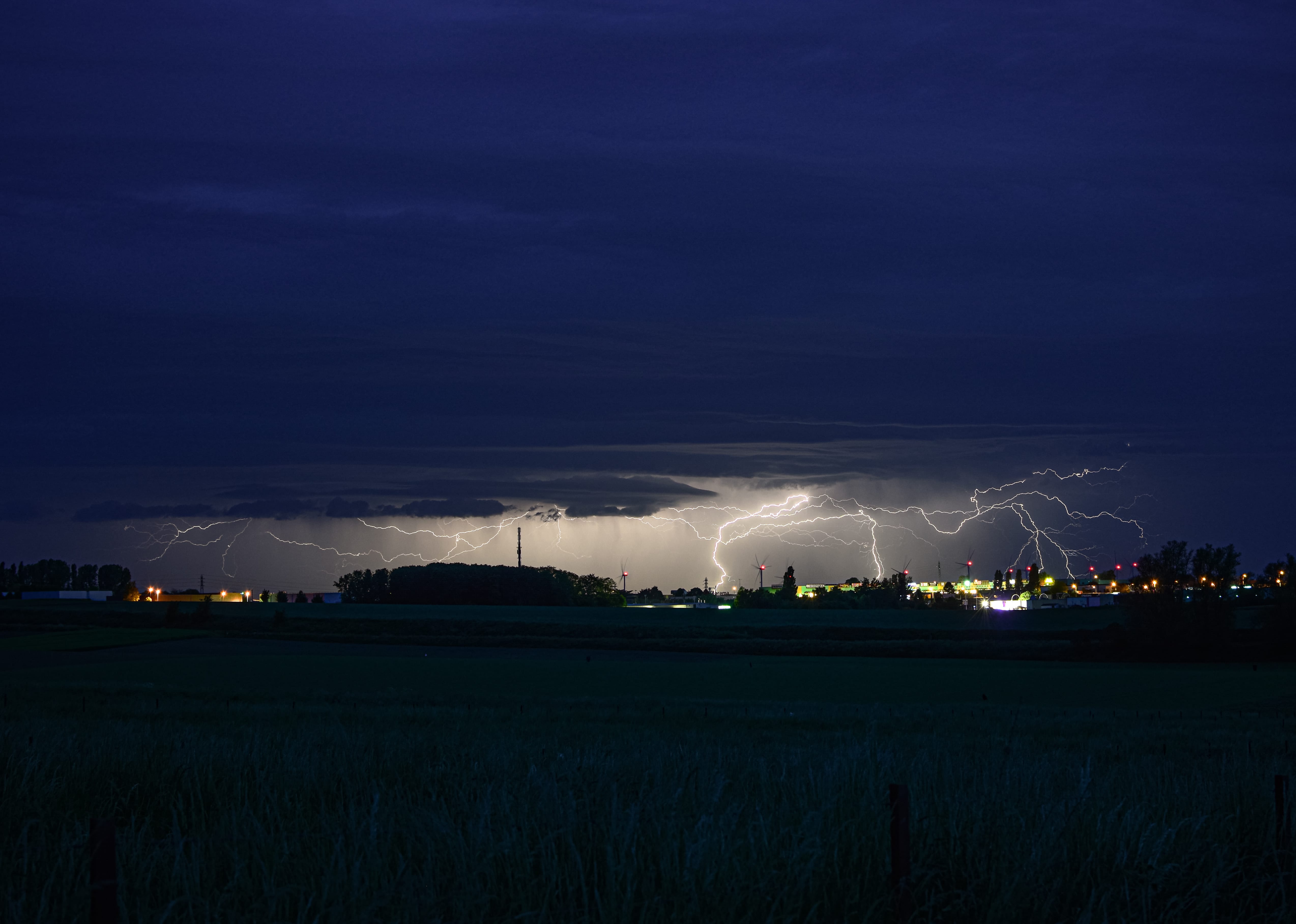 Déchaînement de foudre sous un orage un fin de vie situé dans le Somme, environ 30 km au sud ouest de ma position ( cambrai, Nord 59). Sur cette photo 5 impacts qui sont tombés en l’espace d’une seconde ! Quelle chasse ! - 15/05/2022 22:23 - Jules Créteur