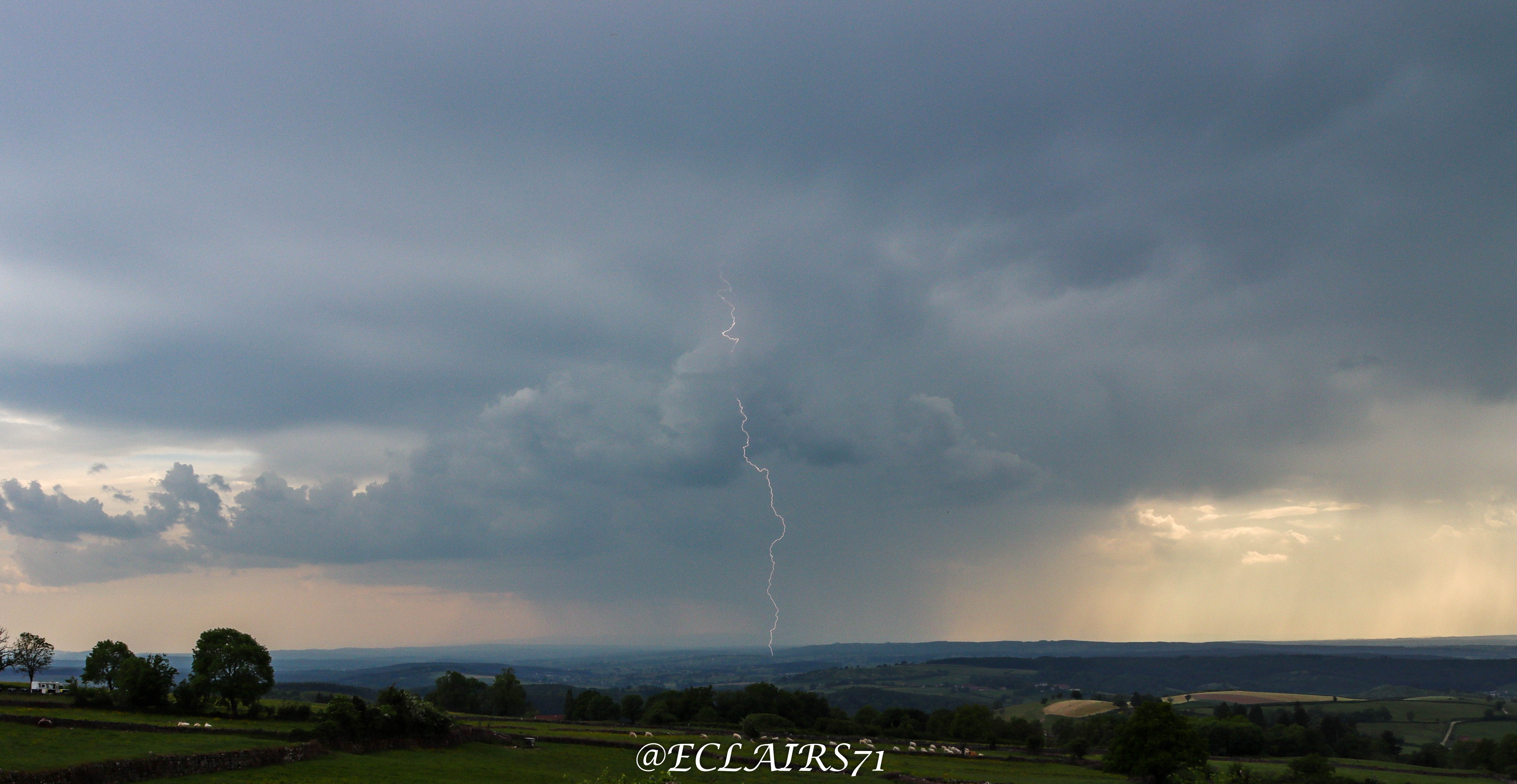 ORAGE DU 15 MAI 2022. MONT SAINT VINCENT 71300. - 15/05/2022 17:30 - YVES RIGOLLOT   ( @ECLAIRS71 )