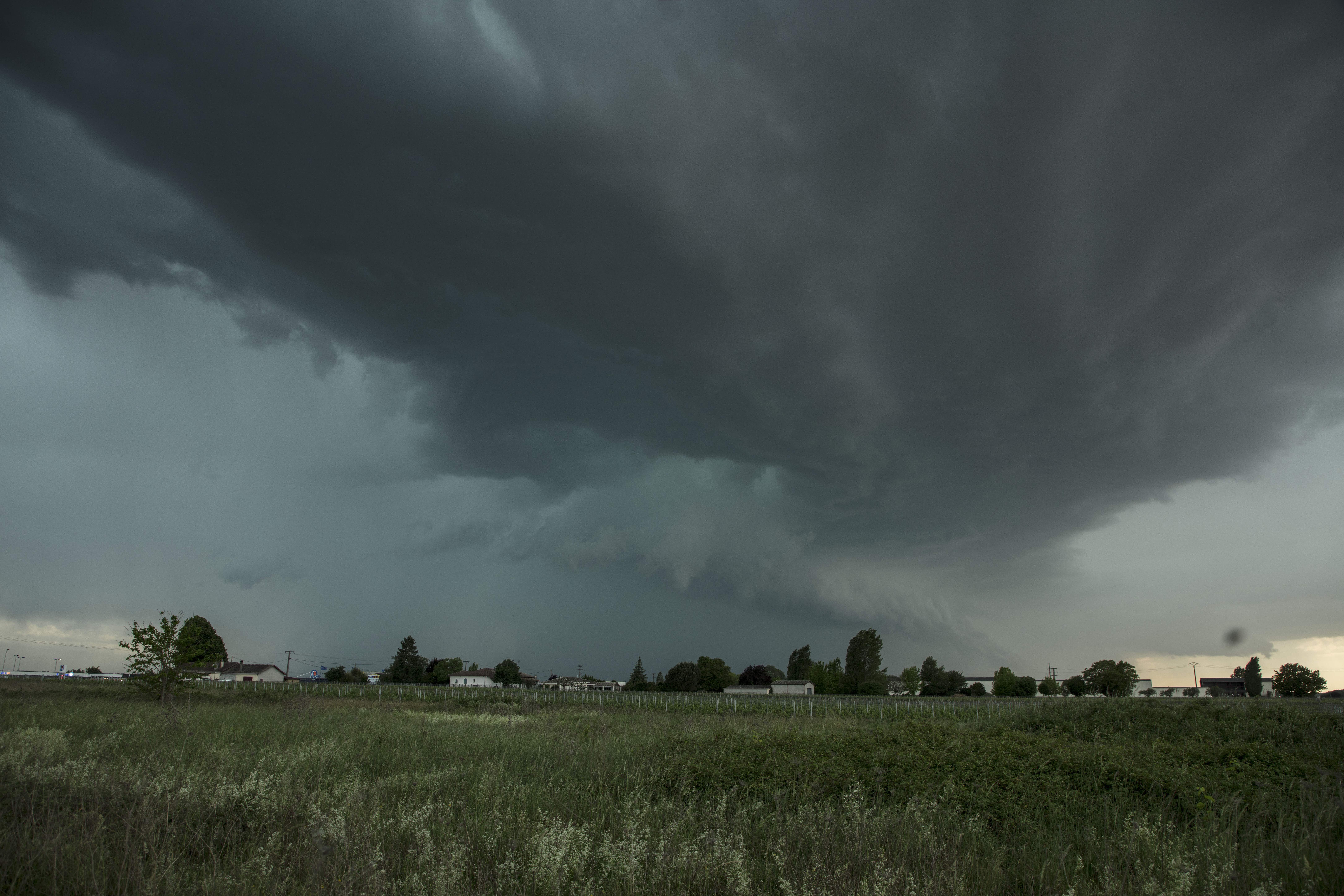 Orage grêligene près de castillon la bataille (33), une rotation est ponctuellement présente mais sans réussir à former une superecellule. - 15/05/2022 19:25 - Paul JULIEN