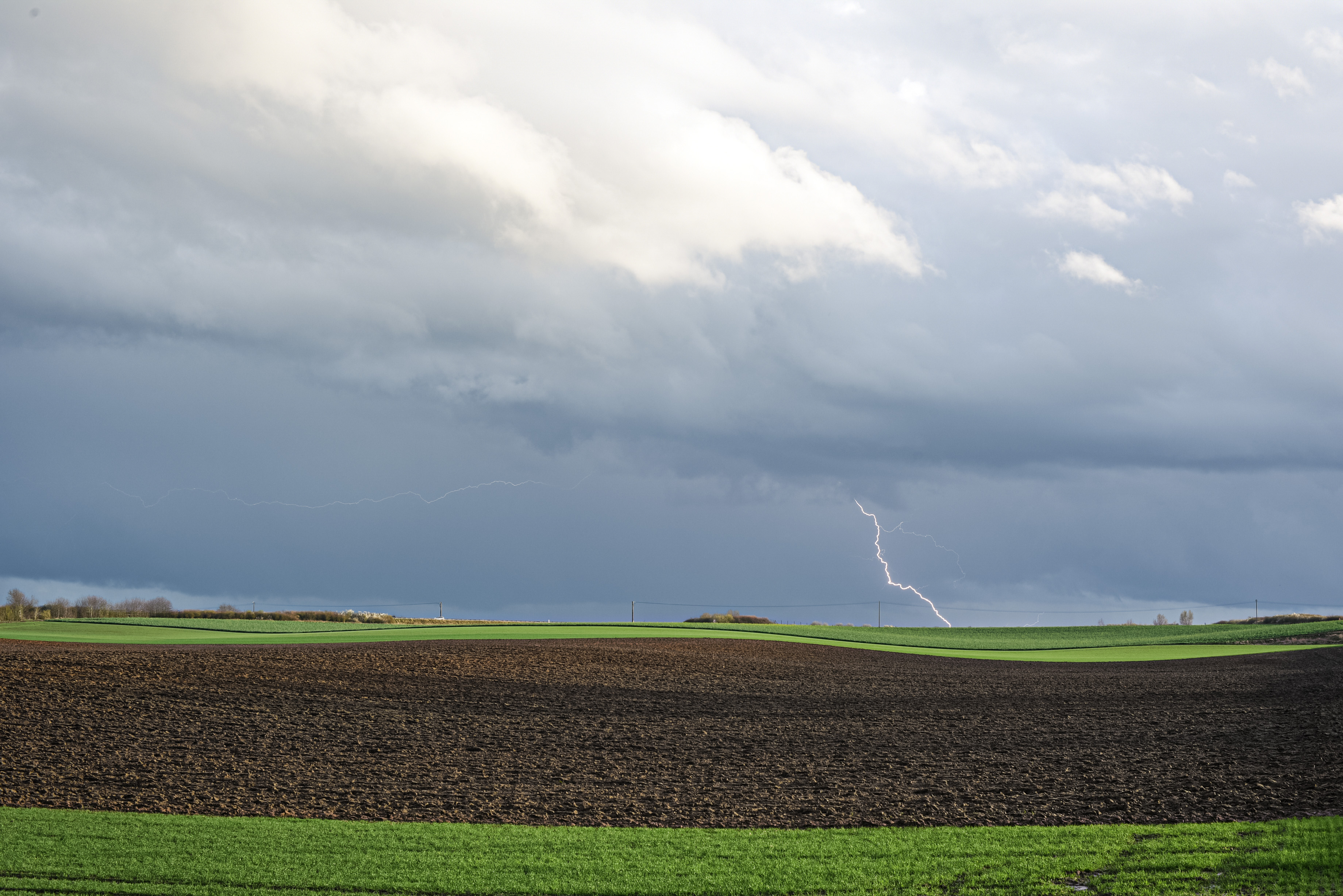 Ouverture de la saison orageuse dans le Nord. Voici le seul et unique coup de foudre qui est tombé sous ce petit orage peu actif situé à la frontière entre le Nord et l'Aisne. Le soleil déclinant sur la droite éclairait la scène, c'était bien sympa. photo prise depuis Cambrai (59). - 15/03/2024 17:58 - Jules Creteur