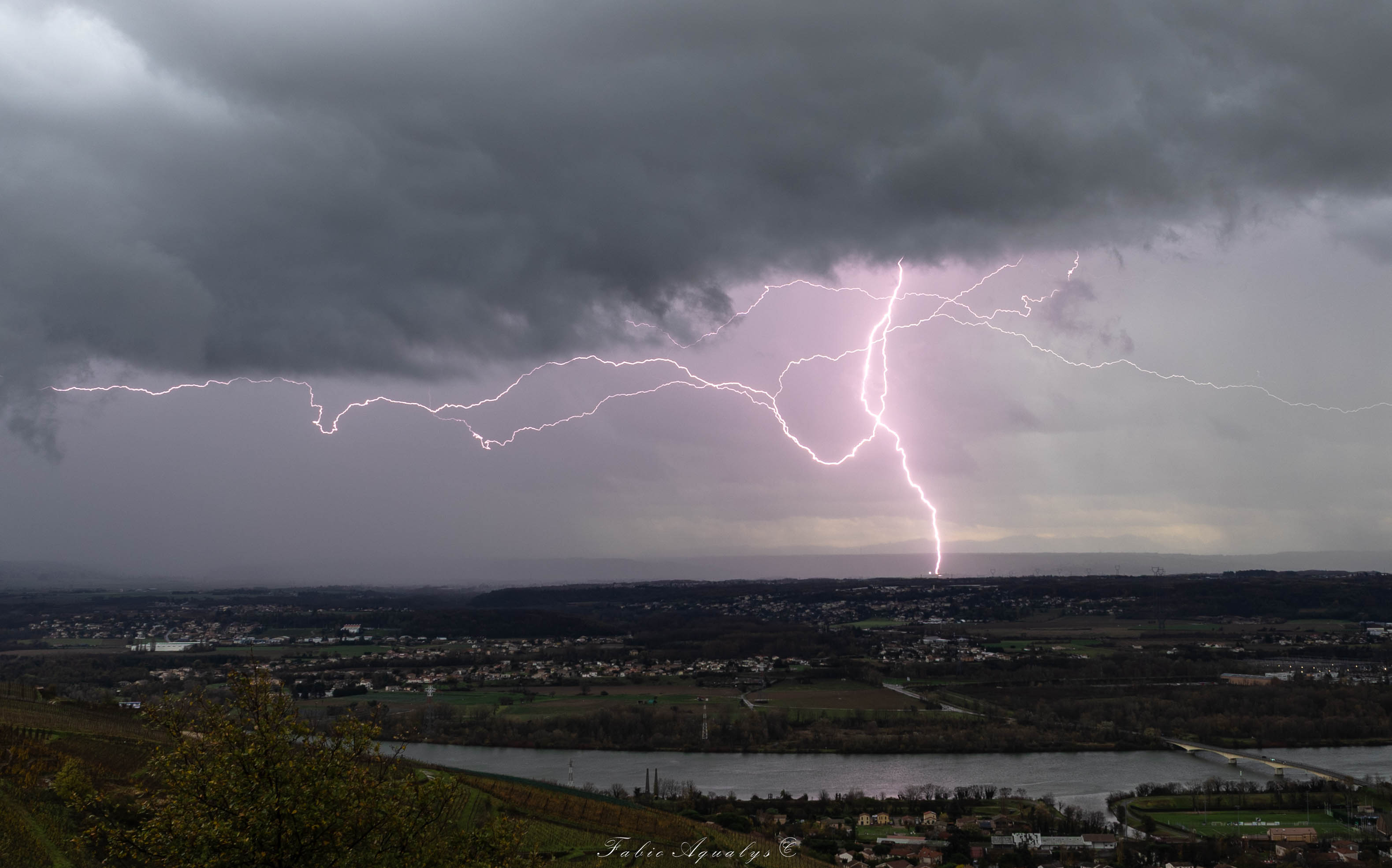 Plusieurs orages en vallée du Rhône en cette journée du 15 novembre, notamment durant la matinée. Ici depuis Chavanay (42). - 15/11/2025 12:00 - Fabio Aqualys