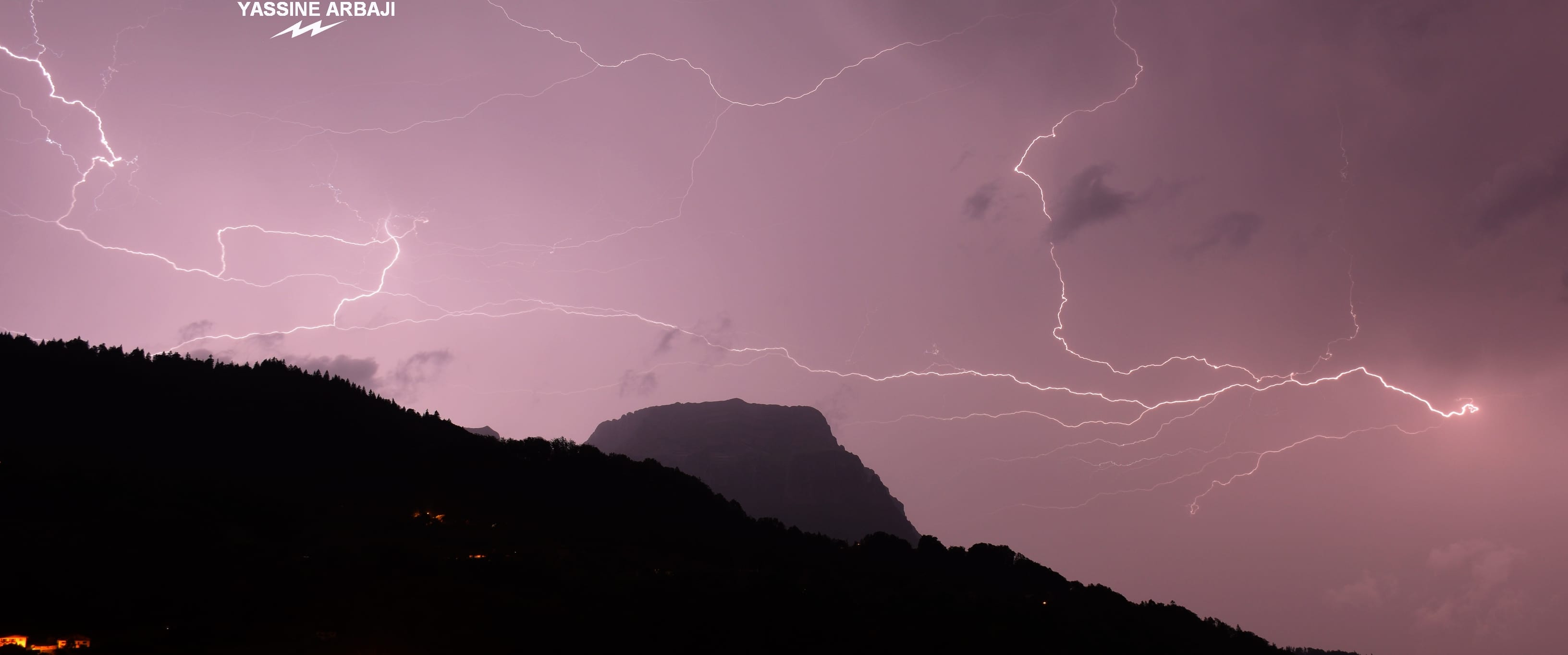 Ambiance électrique avec beaucoup d'activité comme ici au dessus de la Pointe d'Areu (2478 m) dans la chaine des Aravis. - 16/08/2021 00:39 - Yassine Arbaji