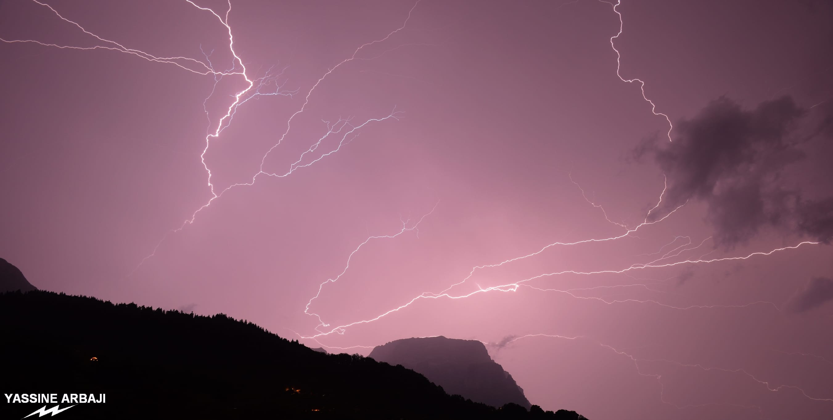 Ambiance électrique avec beaucoup d'activité comme ici au dessus de la Pointe d'Areu (2478 m) dans la chaine des Aravis. - 16/08/2021 00:42 - Yassine Arbaji