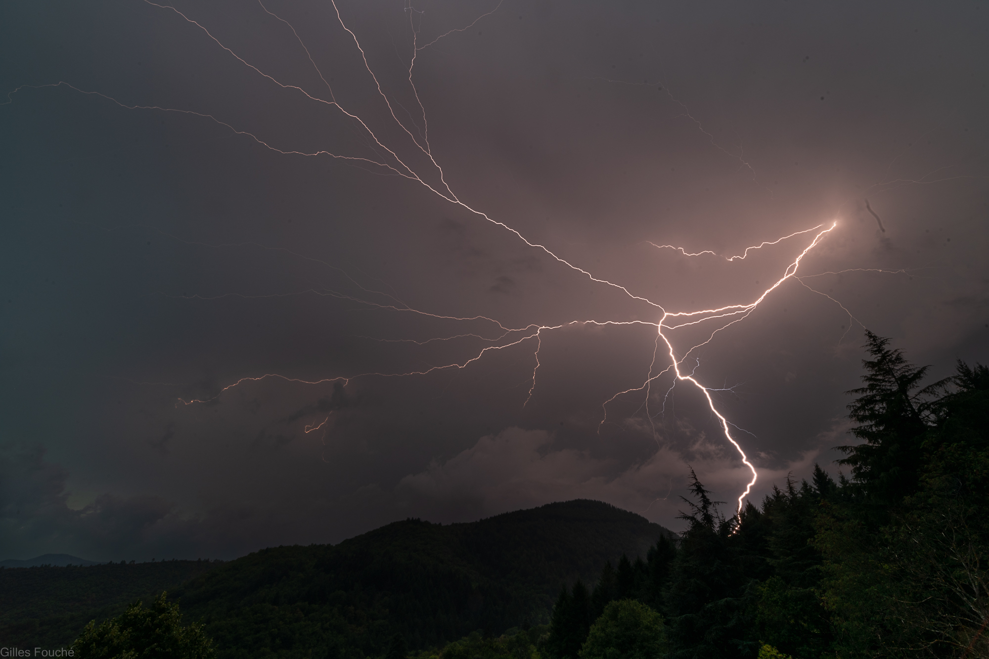 Cévennes, éclairs au dessus du Vigan depuis la montagne - 16/08/2022 08:40 - Gilles Fouche