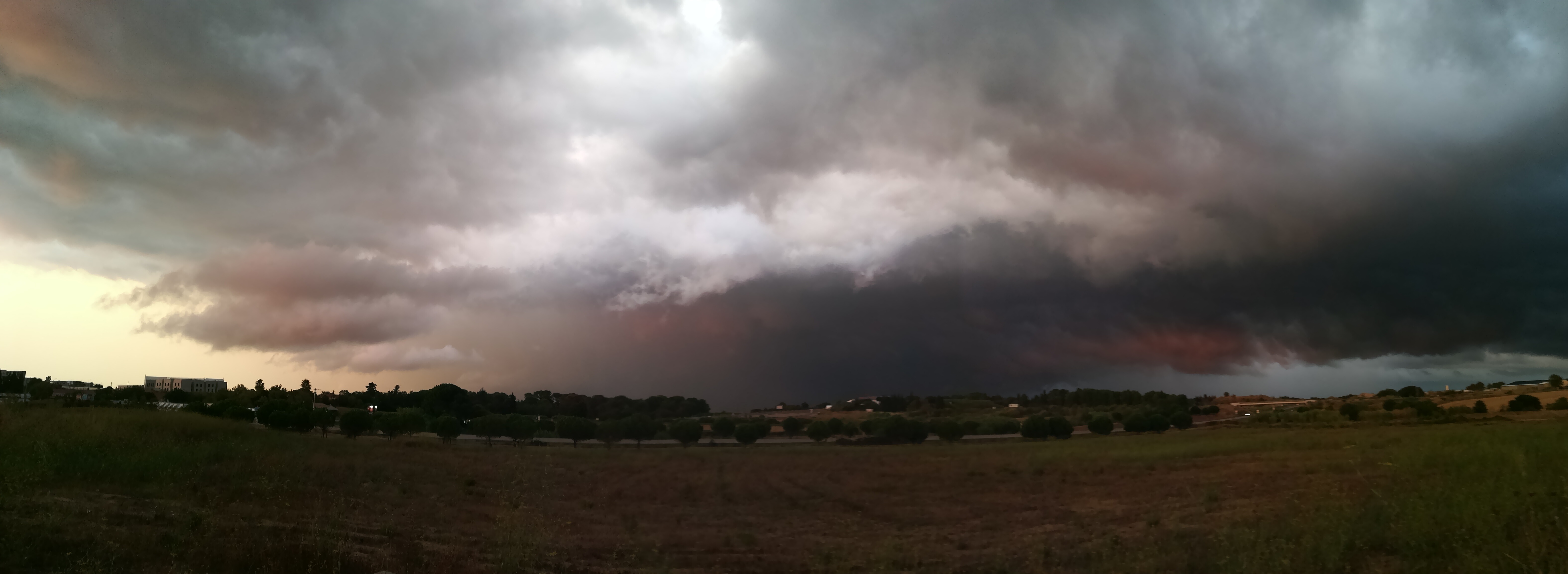 Suivi de la cellule orageuse ayant traversé l'Aude et l'Hérault le 16 août, depuis l'ouest de Béziers. Un ciel bicolore pour cette fin de journée. - 16/08/2022 20:30 - Jérôme Decoupigny