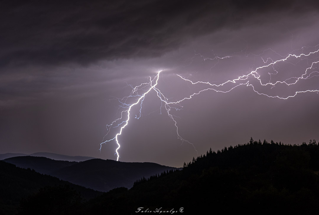 Foudre sur les versants du Gier depuis le massif du Pilat du coté de Doizieux (42). - 16/07/2026 23:30 - Fabio Aqualys