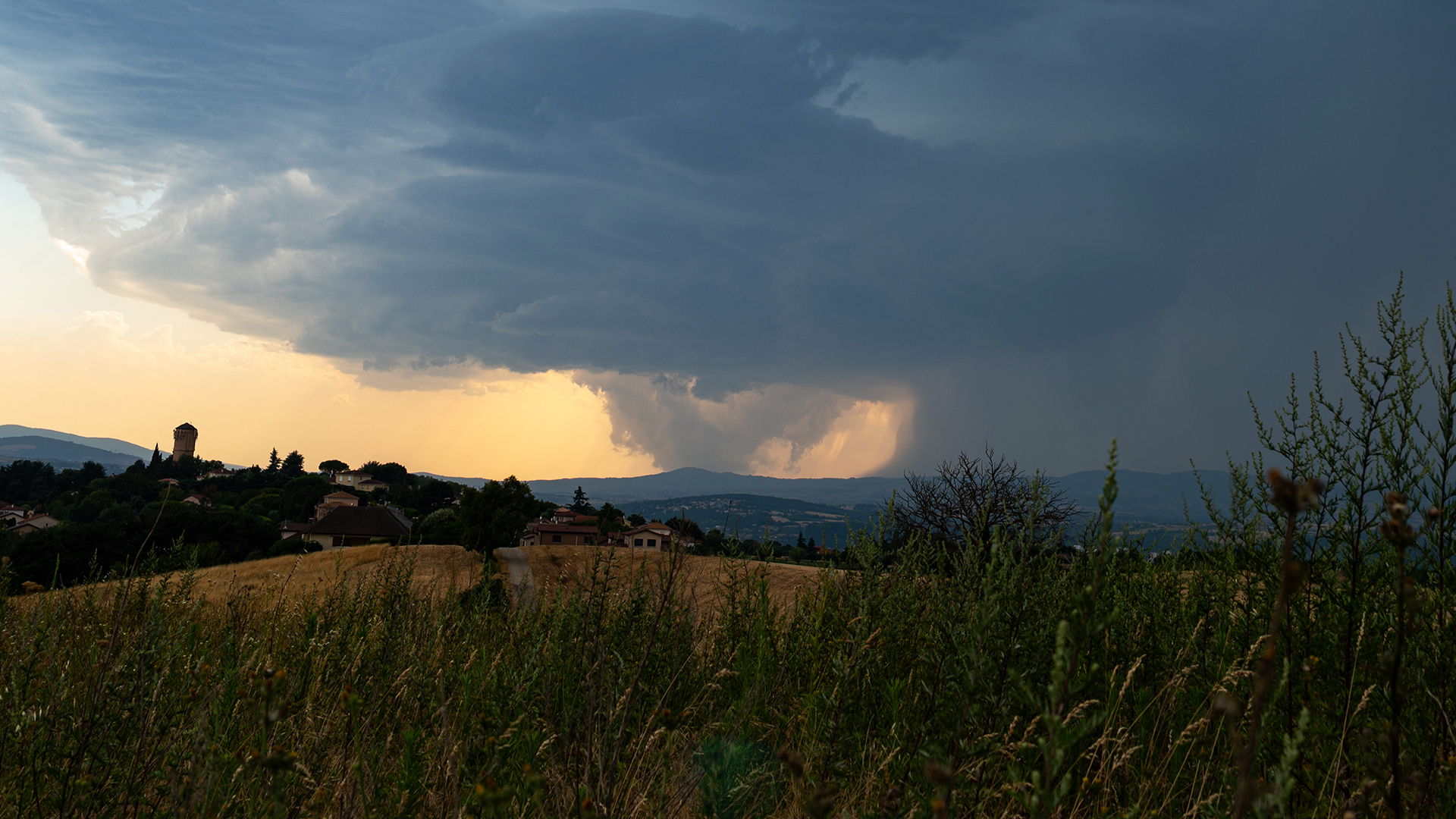 Une photo de la tornade dans le Loire, côté vallée de Gier, vu de Vienne, de ses hauteurs. Sous cette supercellle, et son nuage mur, on peut deviner le cône au loin. Et même potentiellement une tornade secondaire sur la droite du cône principal. - 16/07/2026 17:58 - Enzo Retteler