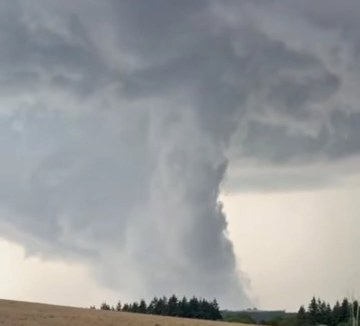 Tornade sur prises sur les hauteurs de Villars pêche Saint-Étienne dans la Loire 42 - 16/07/2026 18:00 - Tommy CELLIER