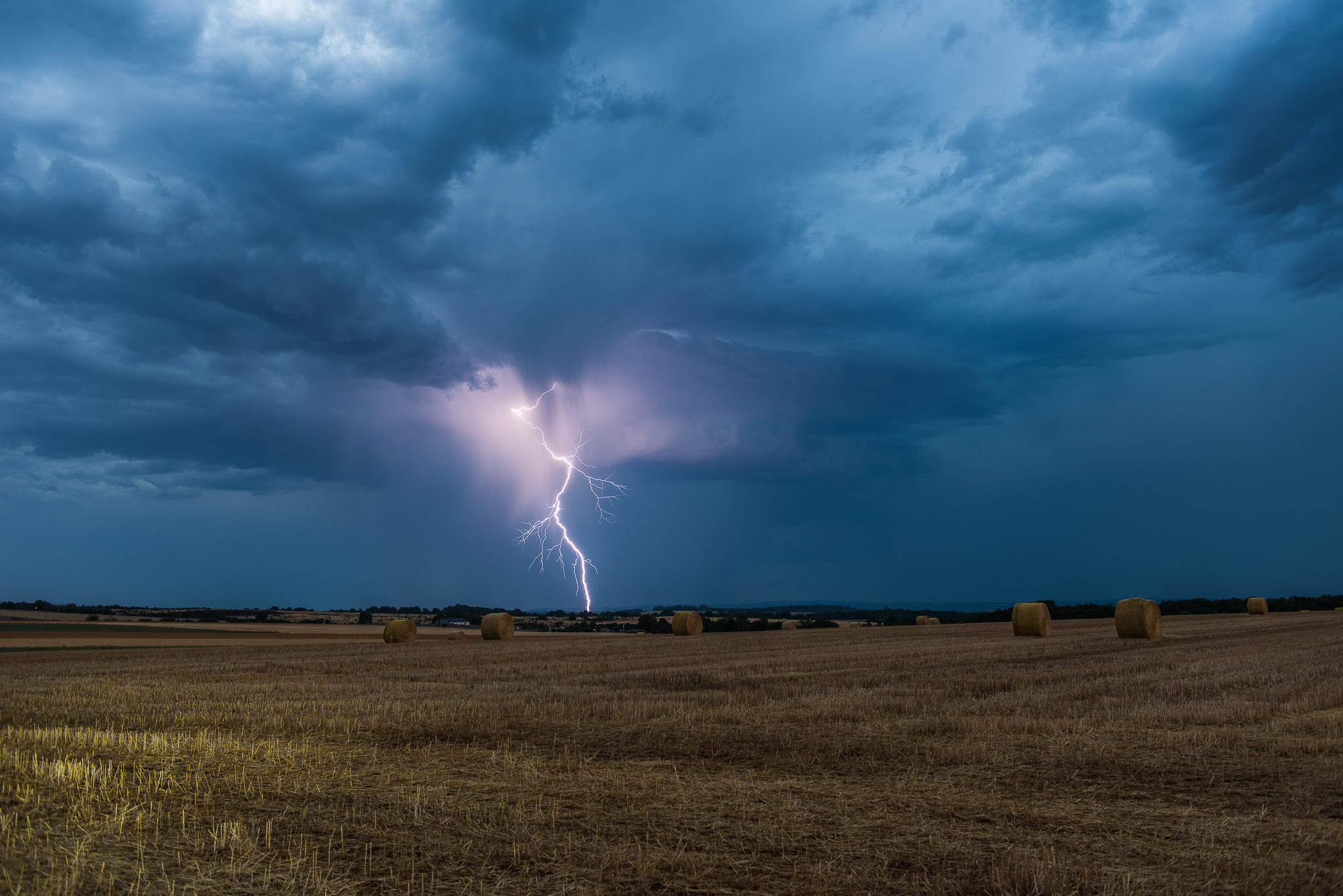 Dernières chutes de foudre en Atmosphère dégagée avant d'être pris dans les pluies d'orages généralisés à toute la Bourgogne-Franche-Comté et à la Vallée du Rhône. - 16/07/2026 21:04 - DAMiEN ViCTOiRE