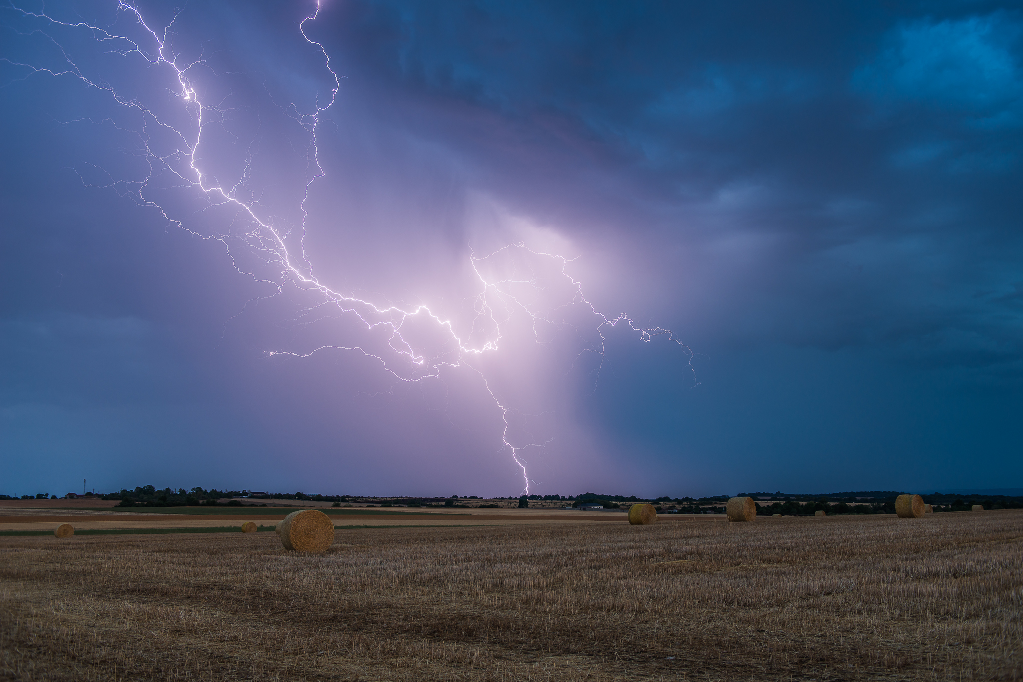 Chute de foudre parmi les dernières encore esthétiques à mettre en images avant d'être pris dans les pluies d'orages généralisés à toute la Bourgogne-Franche-Comté et à la Vallée du Rhône.. - 16/07/2026 21:17 - DAMiEN ViCTOiRE