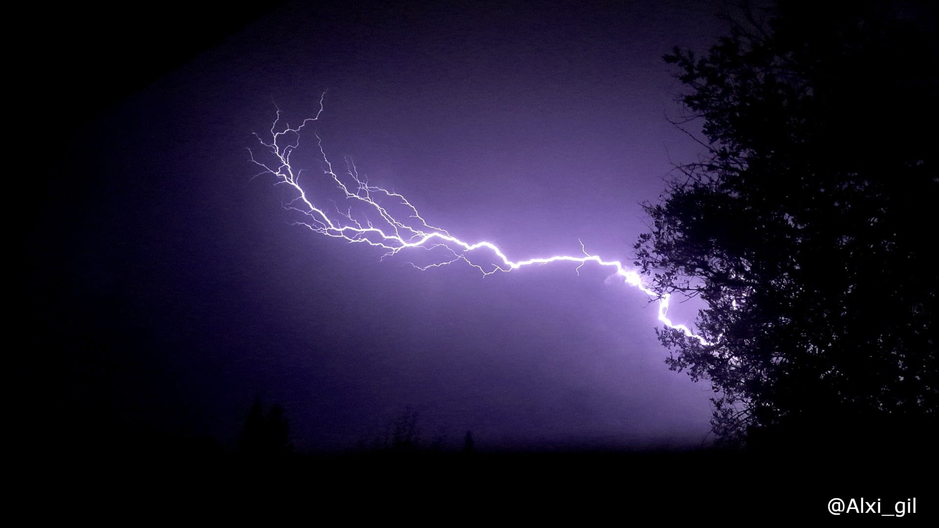 Orage dans la nuit du 16/06/2021 au 17/06/2021
orage très actif ( un flash toute les 1 secondes a peut près) - 16/06/2021 23:40 - Alexis GILLES
