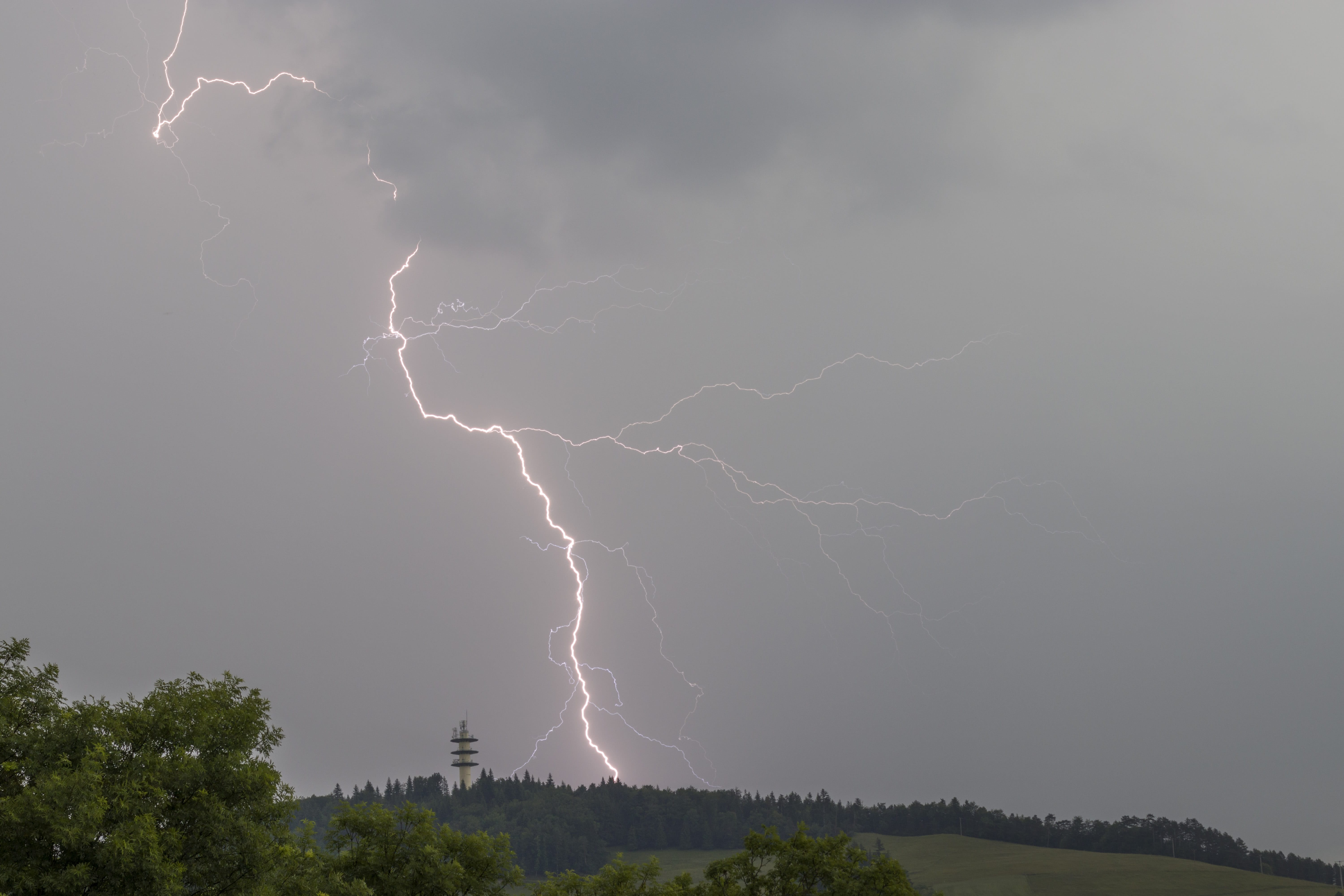 Cellules orageuse dans le Trièves au sud de Monestier de Clermont - 16/06/2021 18:25 - frederic sanchis