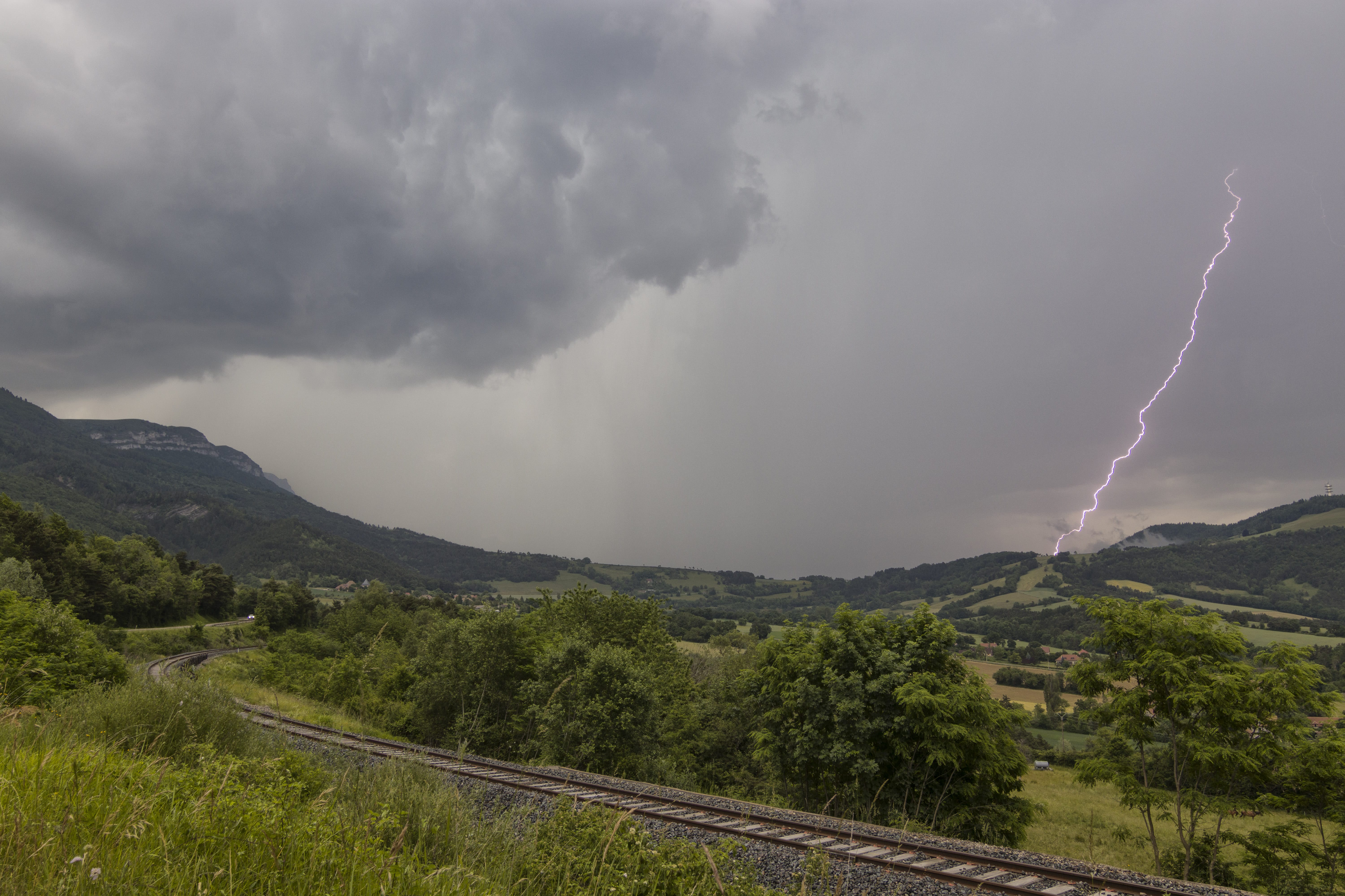 Orage  vers Monestier de clermont Trièves. - 16/06/2021 18:38 - frederic sanchis