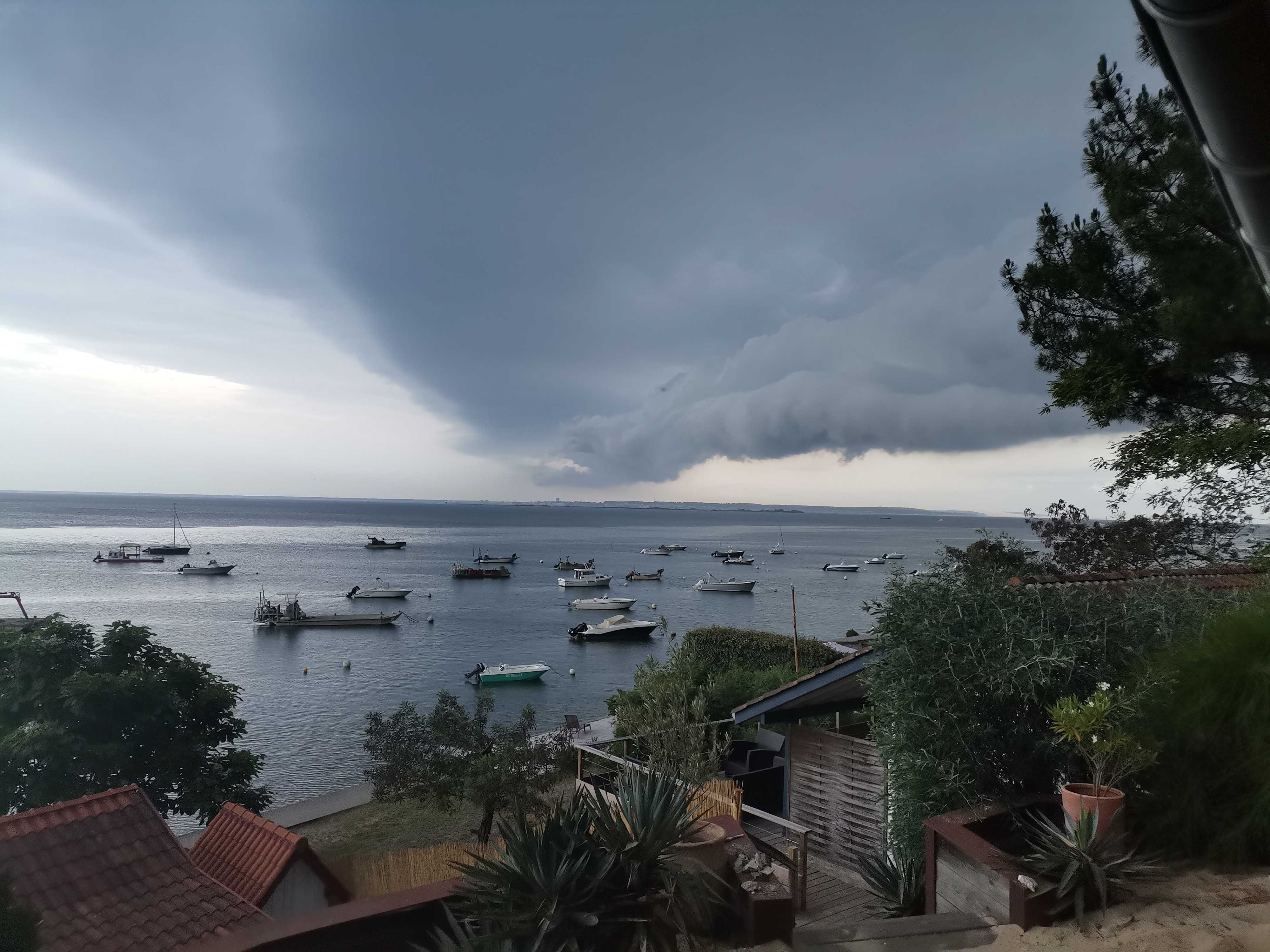 Arrivée des orages sur le bassin d'archacon le 16/06/2021. le nuage évoluée à une vitesse incroyable et à tres basse altitude - 16/06/2021 20:00 - Thibaut ROORYCK