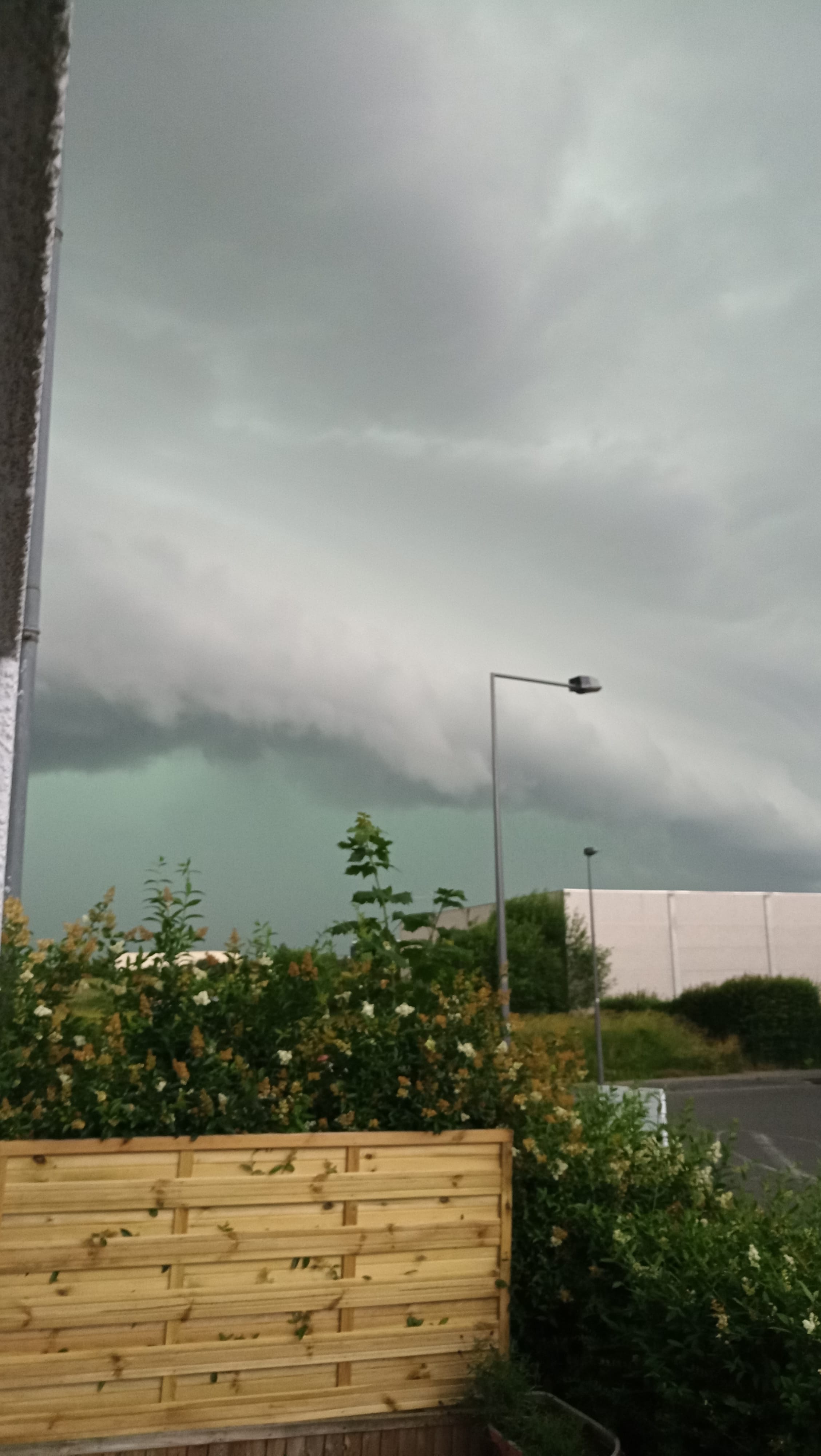 Le calme avant la tempête.. 
Supercellule orageuse arrivant à Reims par l'Ouest, juste avant de frapper la ville. - 16/06/2021 20:18 - Tristan Danisch