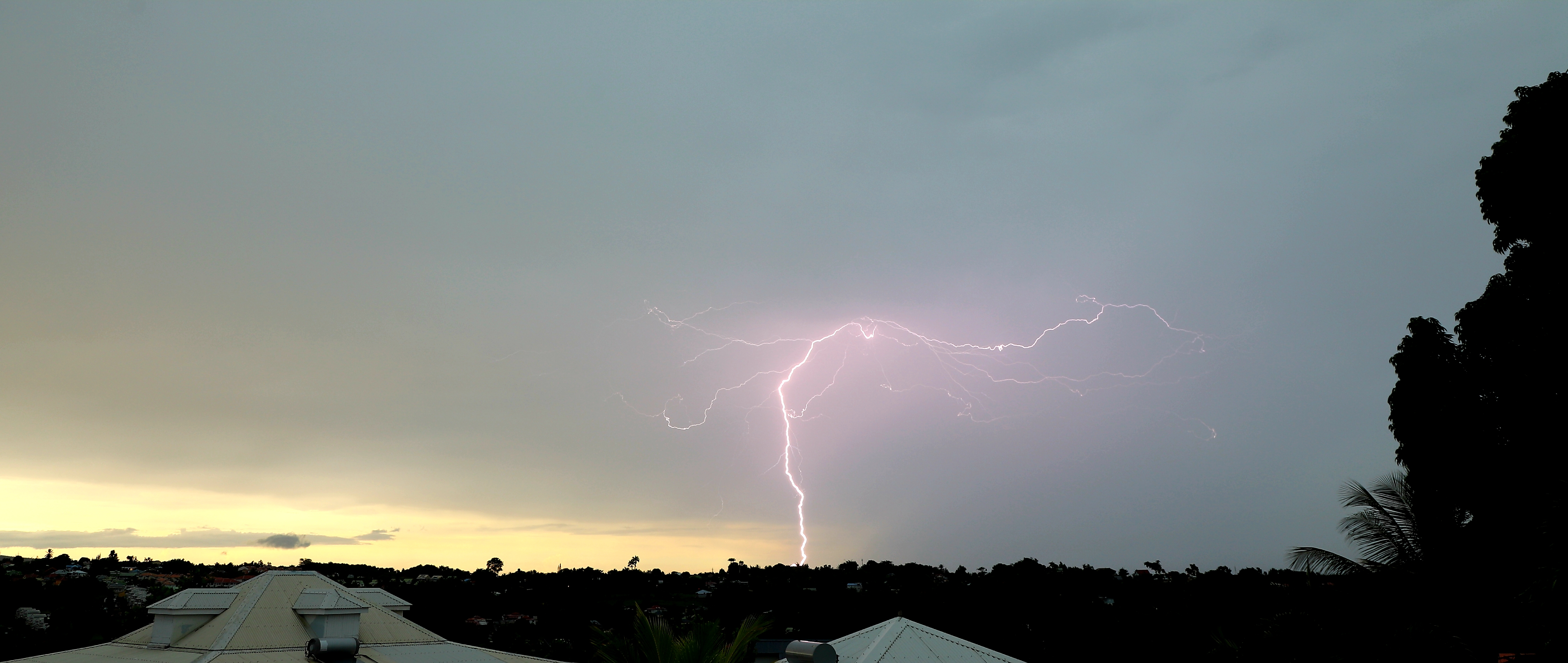 Puissant coup de foudre positif sur la commune du Lamentin, Guadeloupe (971). Contexte: descente et passage d'un front pluvio-orageux sur le Nord des Petites Antilles associé à un flux de sud, modéré et instable faisant remonter des cellules pluvio-orageuses voire orageuses sur l'archipel de la Guadeloupe. - 16/10/2025 16:30 - Steeve Saint-Clément