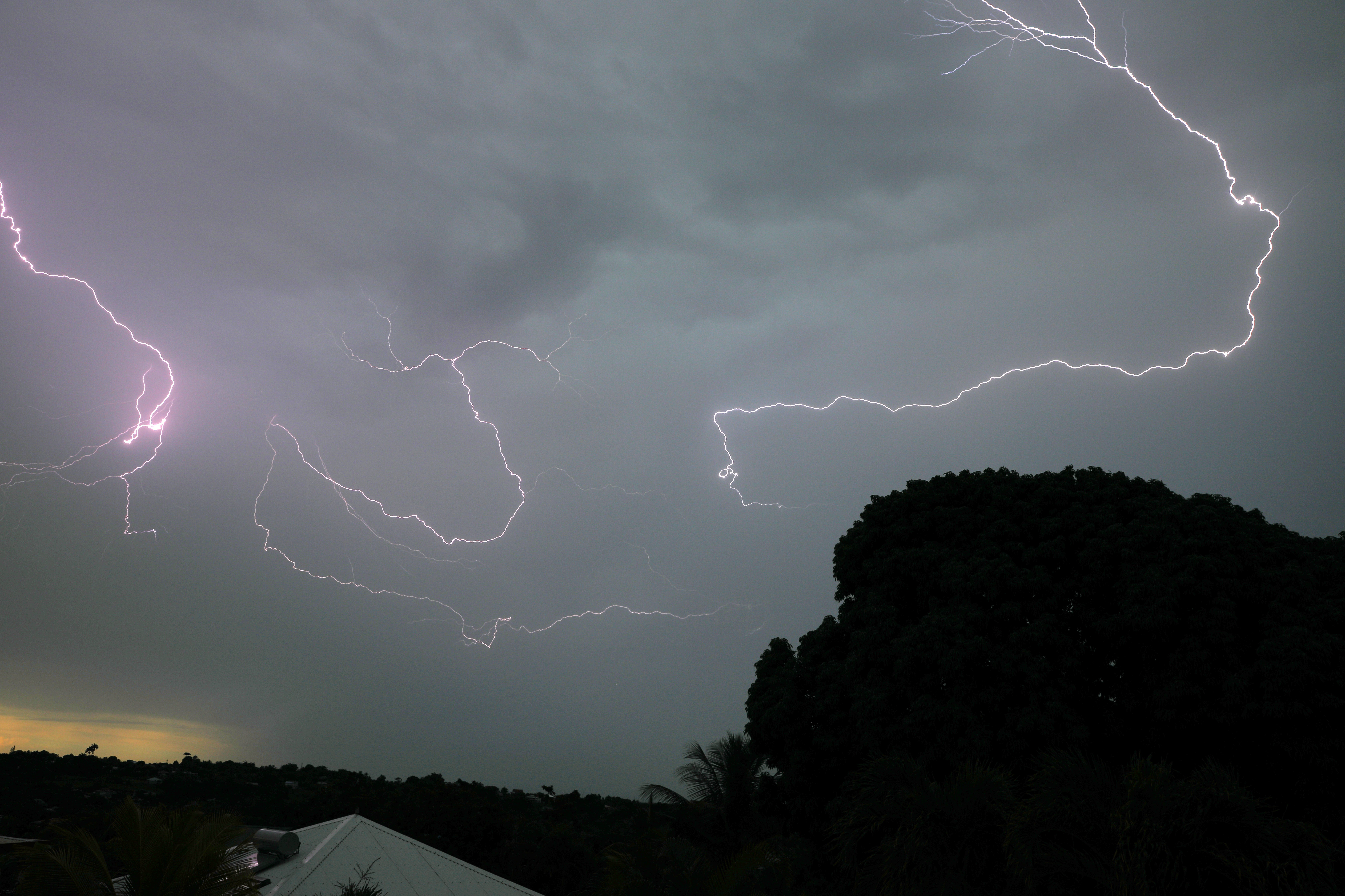 Activité kéraunique intense accompagnée d'éclairs multiples serpentant le ciel de la commune de Baie-Mahault, Guadeloupe (971).
Contexte: descente et passage d'un front froid pluvio-orageux sur le Nord des Petites Antilles associé à un flux de Sud, modéré et instable faisant remonter des cellules pluvio-orageuses voire orageuses sur l'archipel de la Guadeloupe. - 16/10/2025 17:26 - STEEVE SAINT-CLEMENT