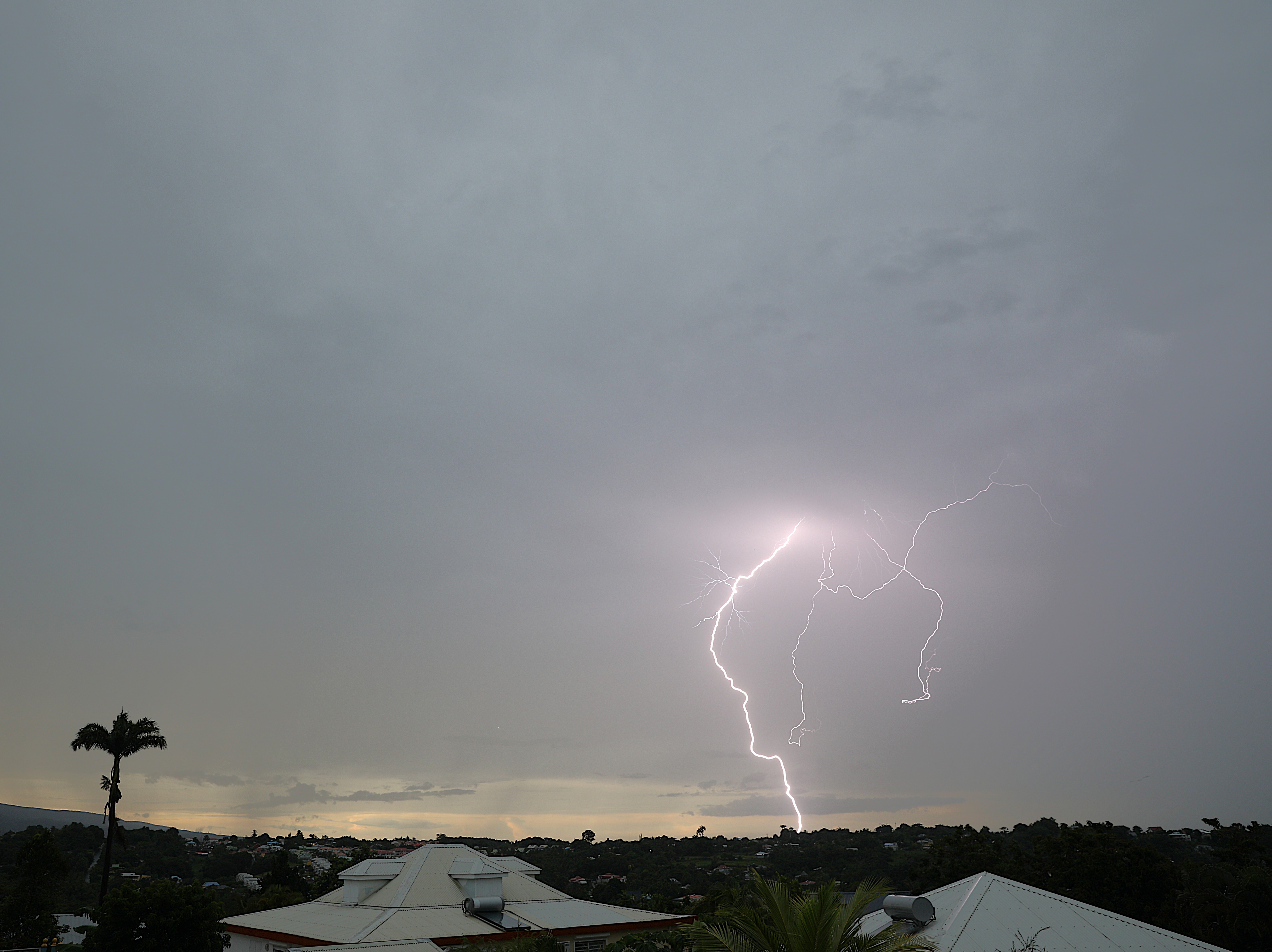 Violente décharge positive nuage-sol sur les hauteurs de la commune du Lamentin, Guadeloupe (971).
Contexte: descente et passage d'un front froid pluvio-orageux sur le Nord des Petites Antilles associé à un flux de Sud, modéré et instable faisant remonter des cellules pluvio-orageuses voire orageuses sur l'archipel de la Guadeloupe. - 16/10/2025 18:00 - STEEVE SAINT-CLEMENT