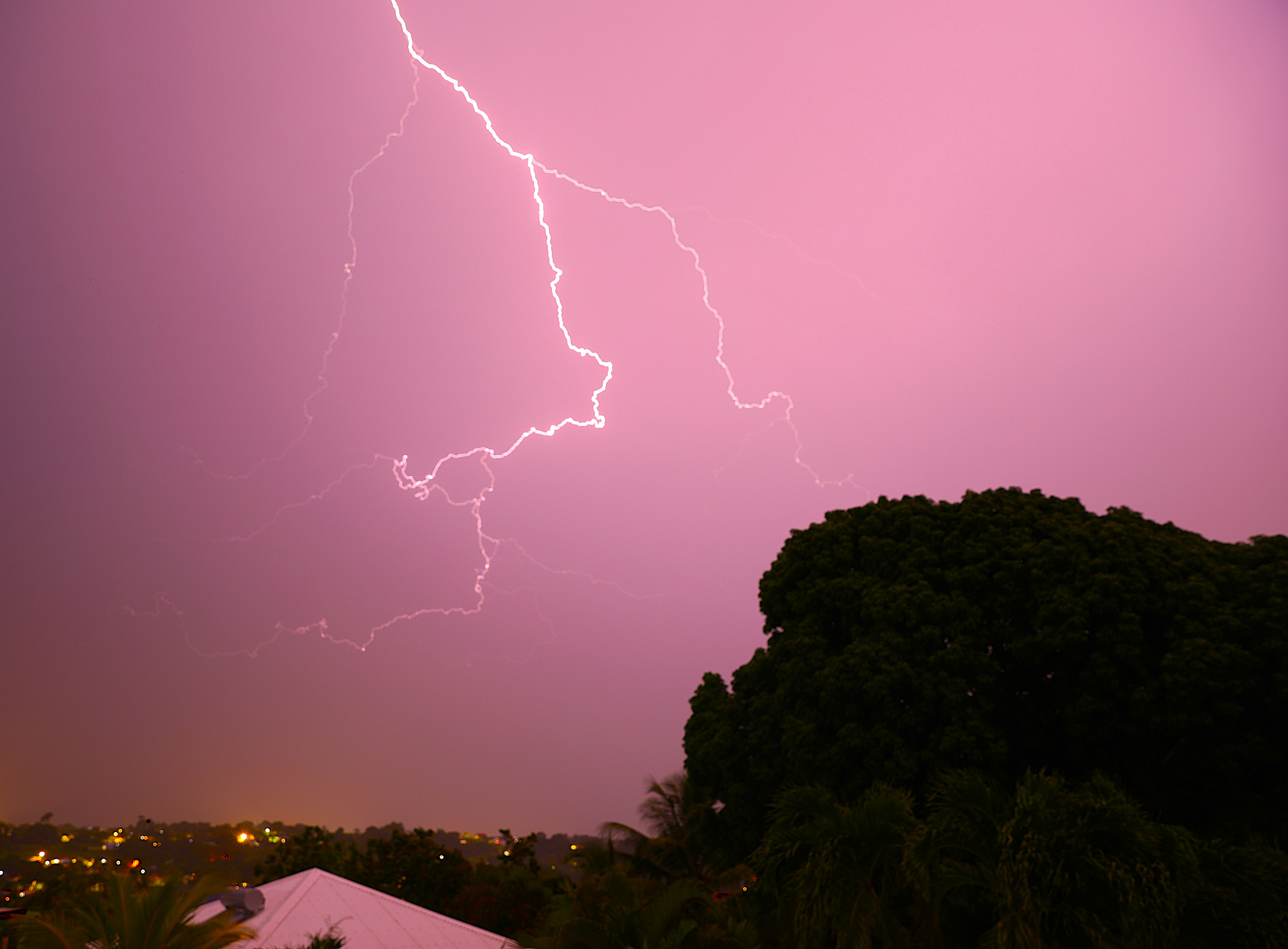 En présence d'un fort orage durant l'épisode convectif (3350 impacts estimés par le satellite de Météo-France Guadeloupe), une forte décharge électrique illumine le ciel guadeloupéen. Photo prise depuis la commune de Baie-Mahault (971). Contexte: descente et passage d'un front froid pluvio-orageux sur le Nord des Petites Antilles associé à un flux de Sud, modéré et instable faisant remonter des cellules pluvio-orageuses voire orageuses sur l'archipel de la Guadeloupe. - 16/10/2025 19:21 - Steeve Saint-Clément