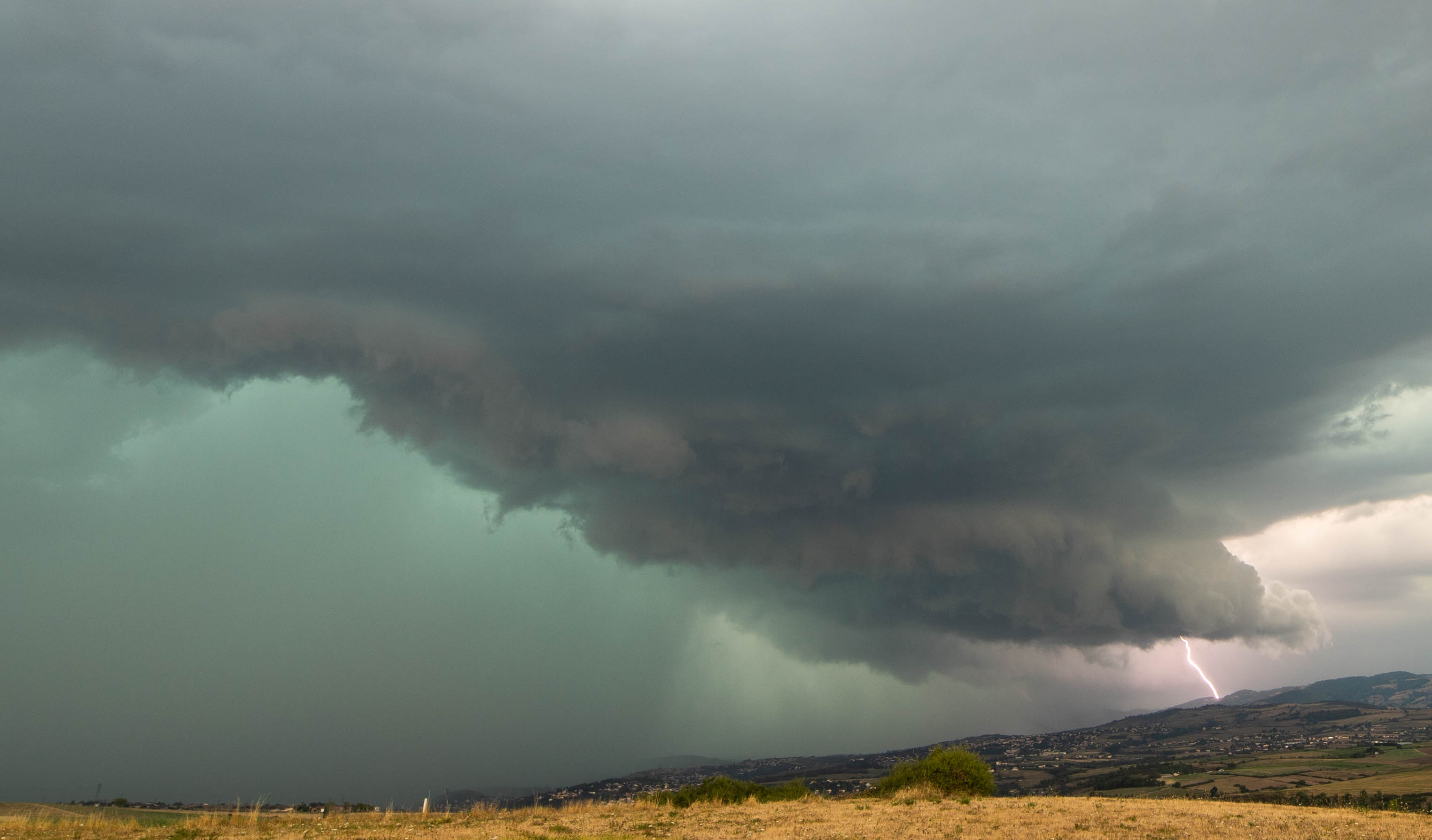 Orage violent du Stéphanois au Lyonnais: grêles, pluie intense, et vent violent jusqu'à 131km/h. Depuis Trèves (69). - 17/08/2022 15:00 - Fabio Aqualys