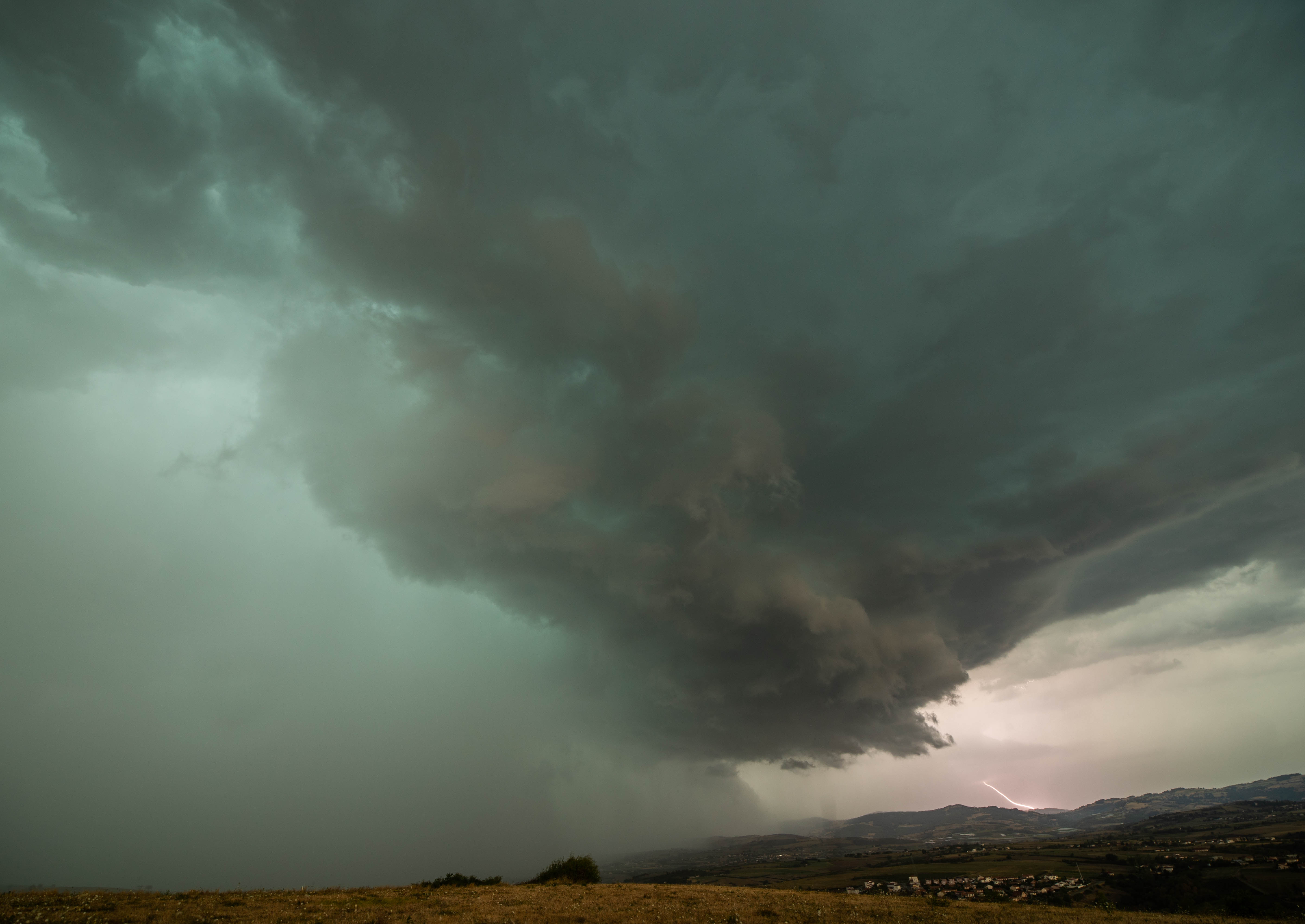 Orage violent du Stéphanois au Lyonnais: grêles, pluie intense, et vent violent jusqu'à 131km/h. Depuis Trèves (69). - 17/08/2022 15:00 - Fabio Aqualys