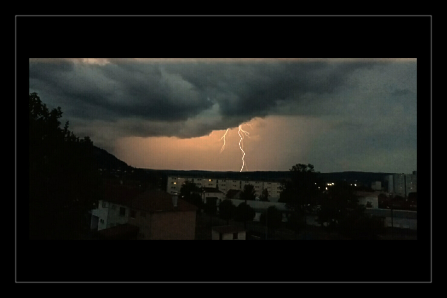 Impact ramifié lors d'un petit orage ce soir en Haute Saône .
J'était situé sur Vesoul ; de point de vue est en direction du Doubs et de l'Est de Besançon - 17/08/2022 21:30 - Valentin collino