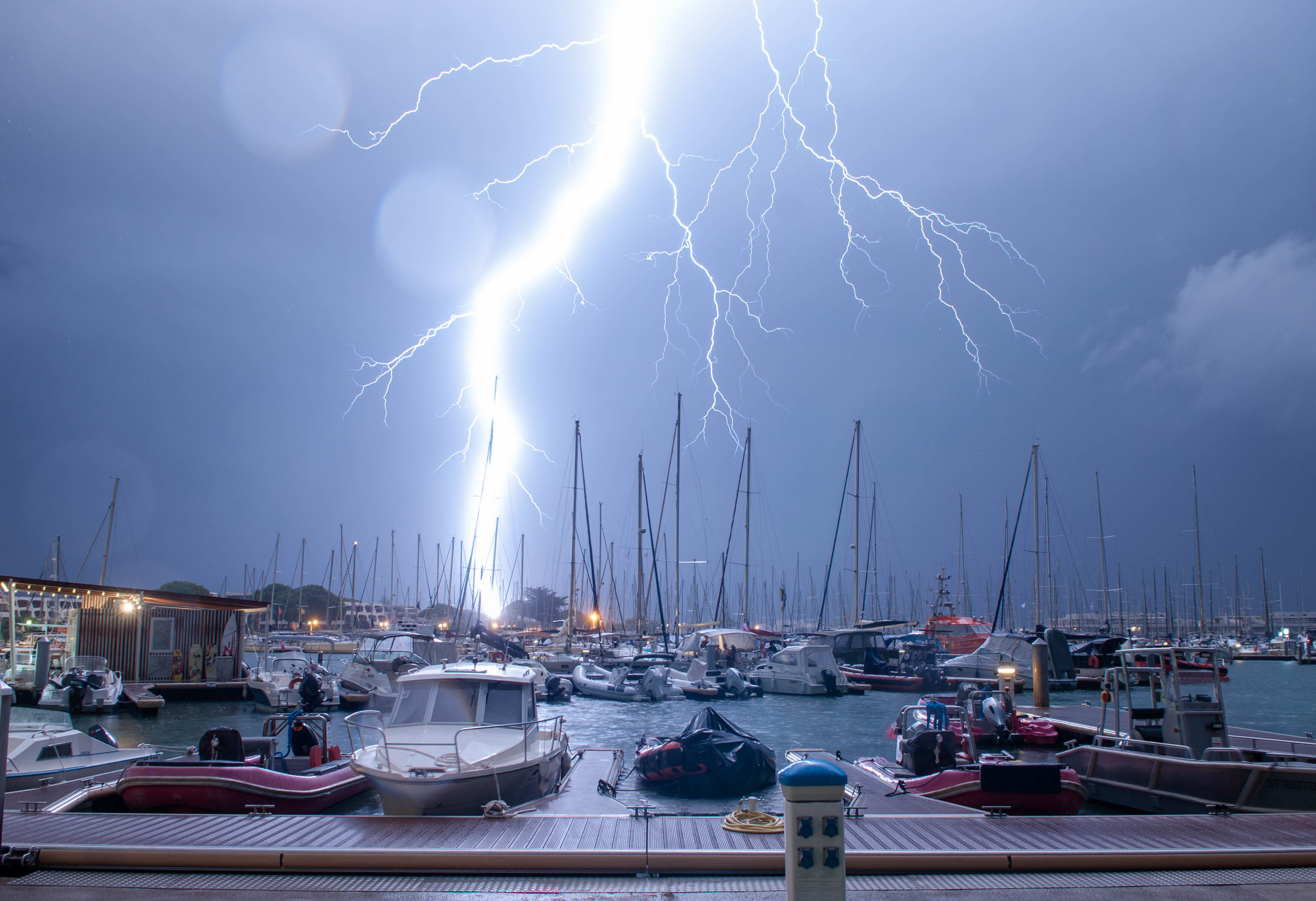 Impact trés proche dans la nuit du 16 aout à Port Camargue (le Grau du Roi) - 17/08/2022 01:35 - Julien Georget