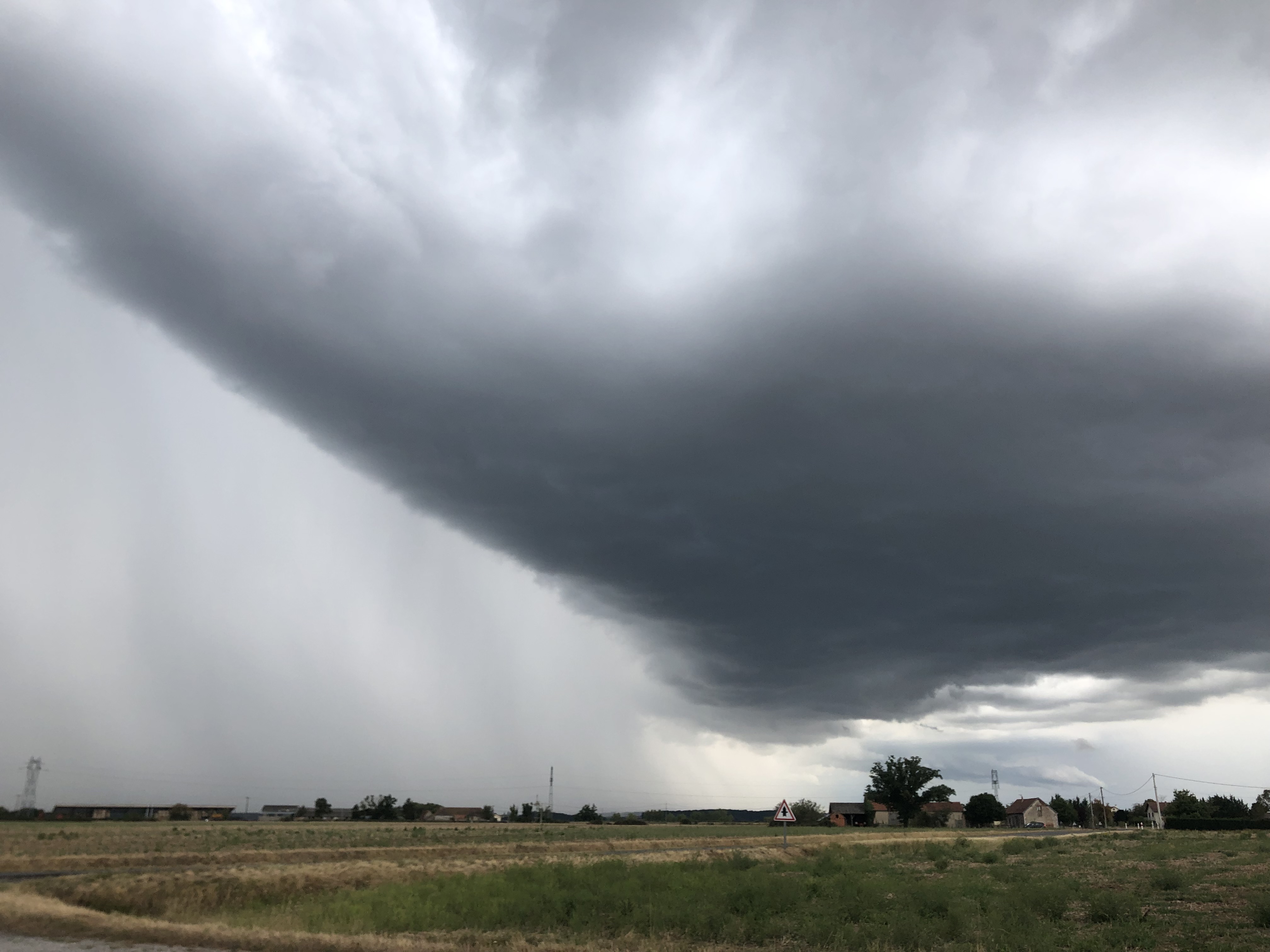 arcus en progression sur la zone géographique de Saint Pourçain sur Sioule - 17/08/2022 17:15 - F G