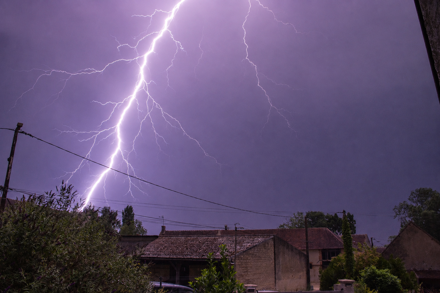 Autre coup de foudre proche a mon domicile sur la  commune de pailly dans Yonne (89) - 17/07/2026 02:09 - Adrien Barbier