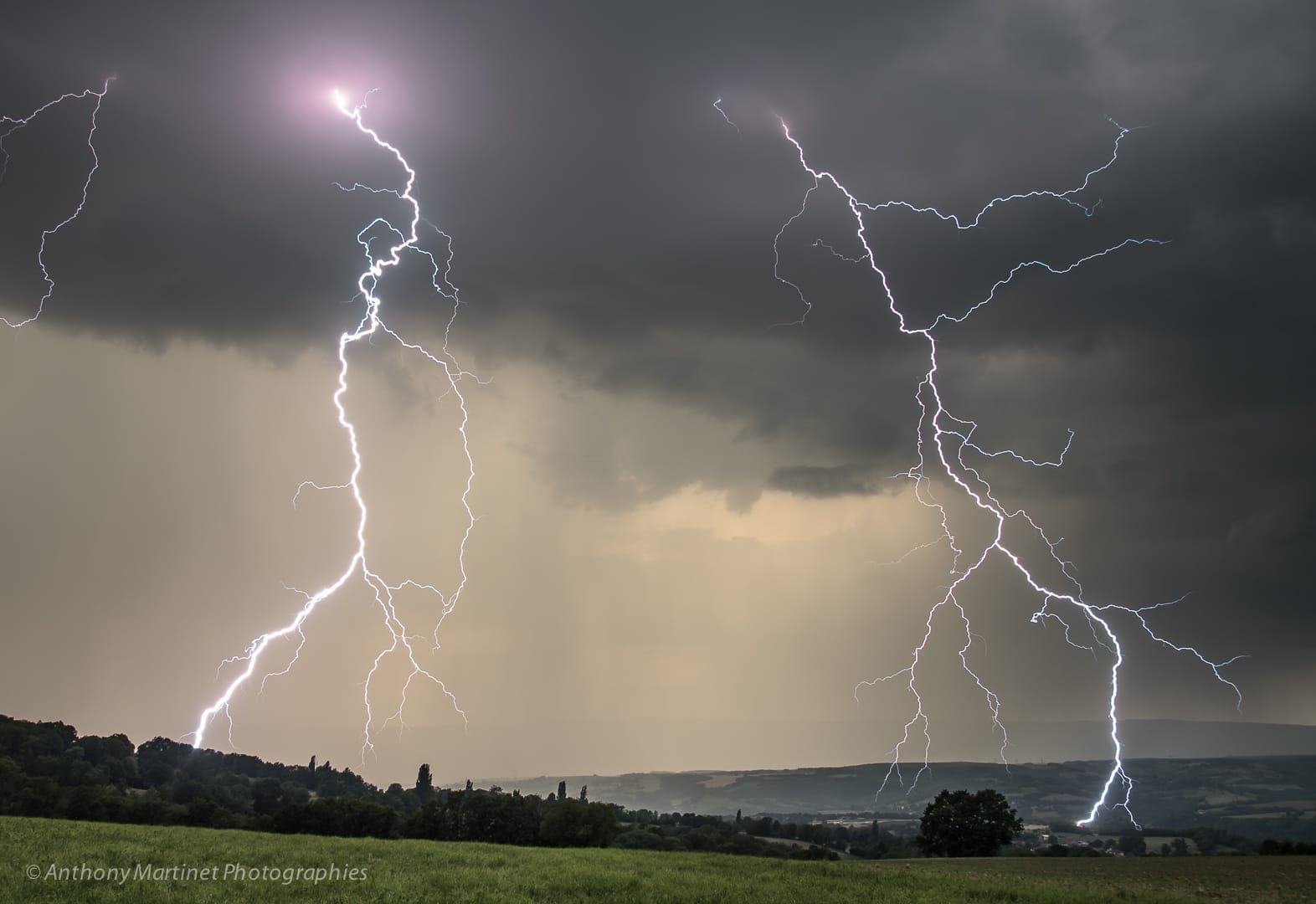 Double ramifié en air sec aux portes de Frangy

Malgré une croissance rapide au nord du lac du bourget cet orage aura une première phase peu électrique. Je tente quand même le coup en rattrapant le front pluvieux à la hauteur de Frangy (Haute Savoie). Gros placement bien récompensé ! - 17/06/2021 19:48 - anthony martinet