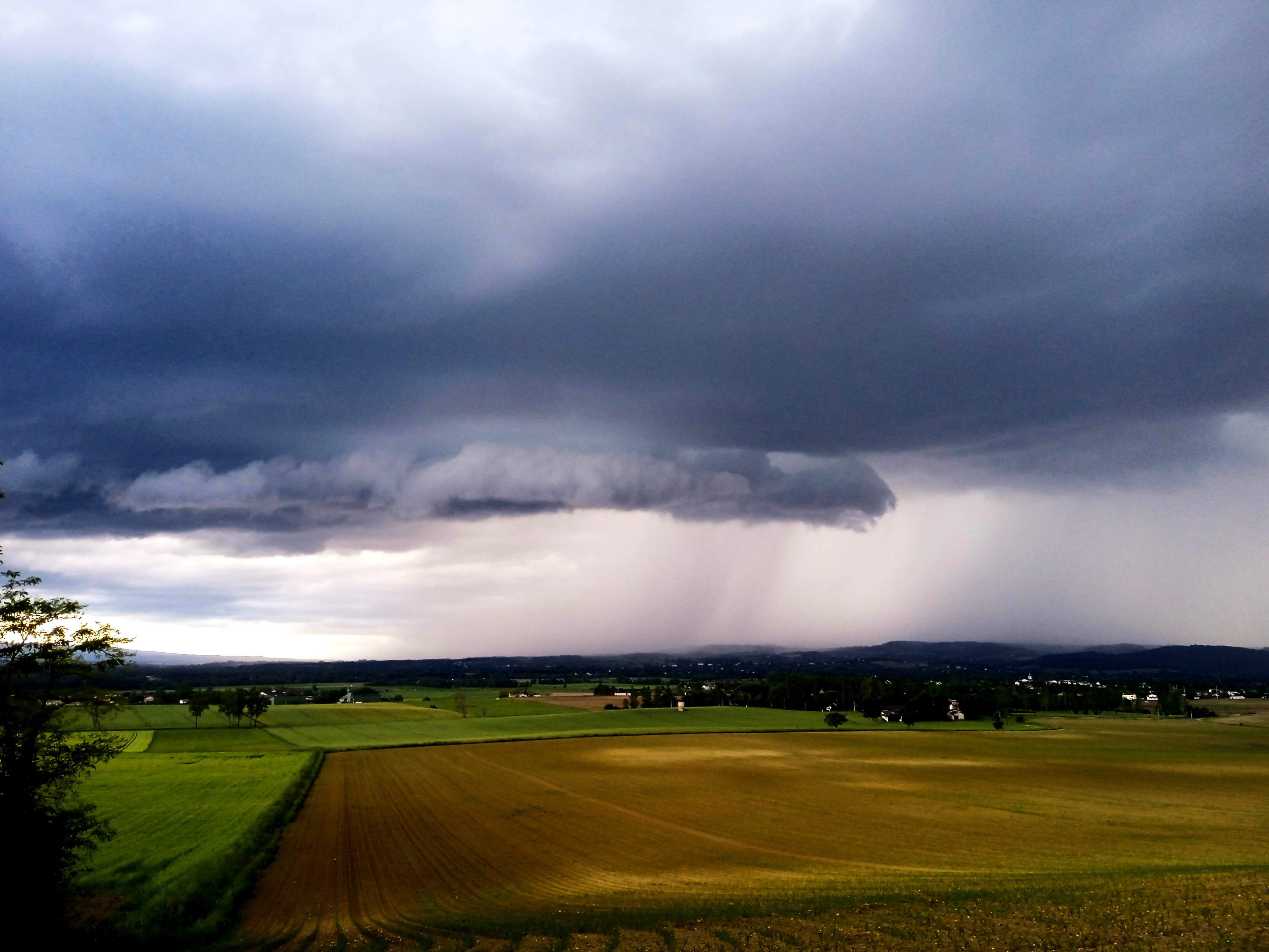 Supercellule sur le Lauragais, avec une rotation - Photo prise depuis l'Issartade à Fréjeville (81) en direction du SO - 17/05/2024 19:15 - Gabriel Balloux