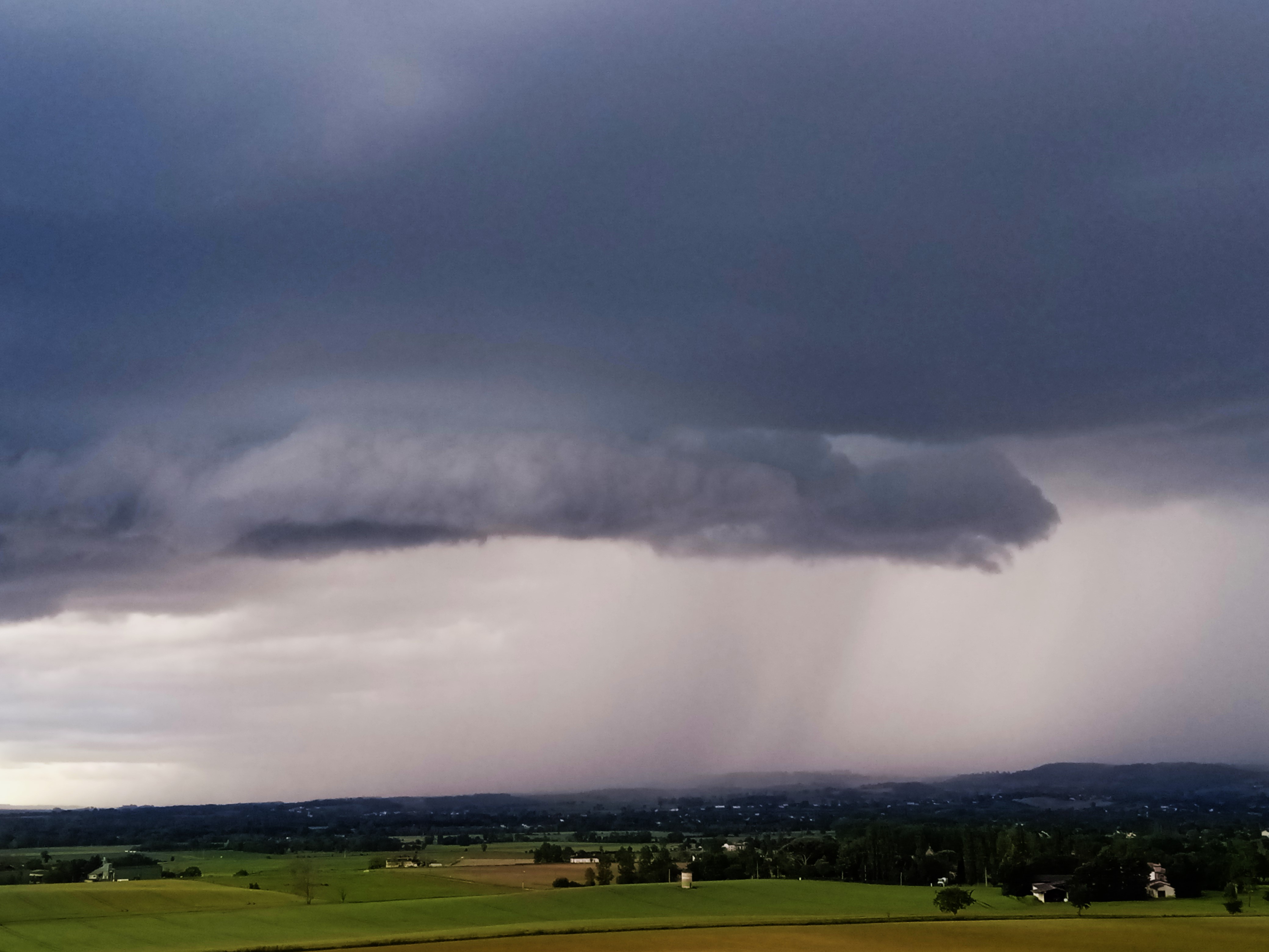 Supercellule sur le Lauragais, avec une rotation - Photo prise depuis l'Issartade à Fréjeville (81) en direction du SO - 17/05/2024 19:15 - Gabriel Balloux