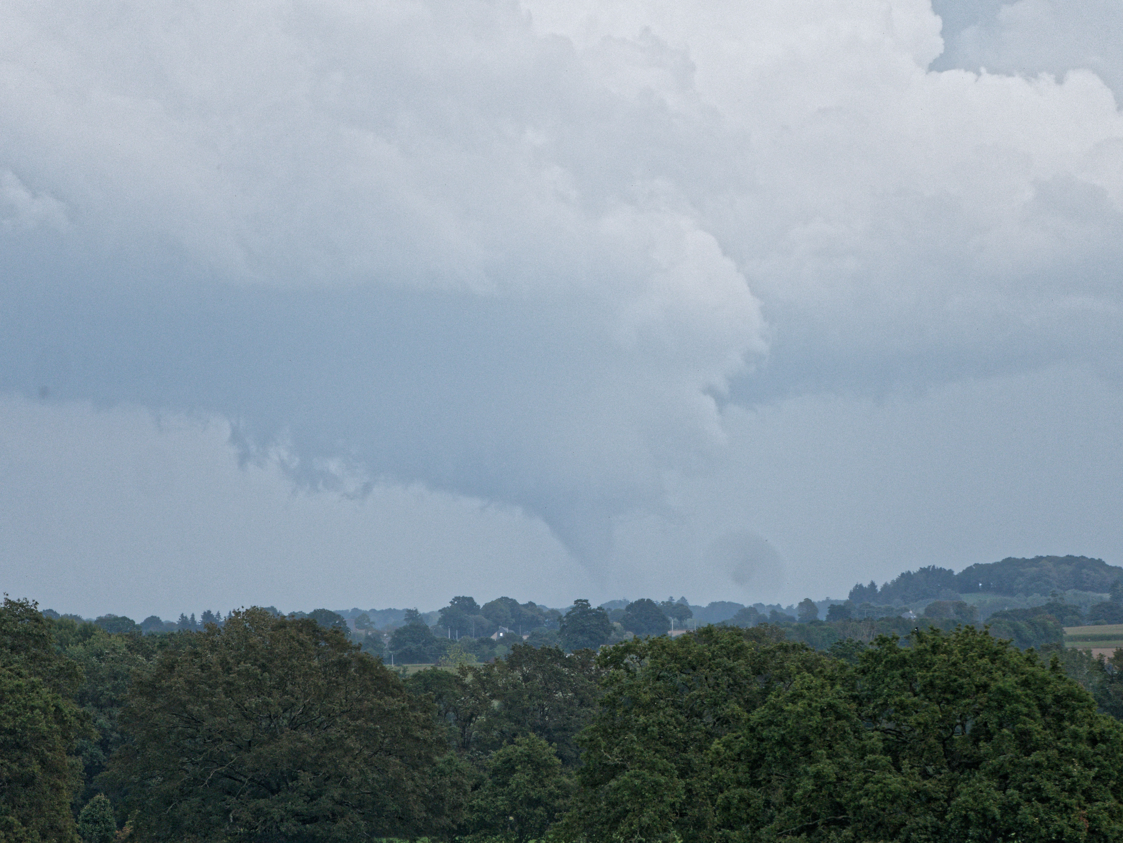 Tornade sur le secteur de Juvigné observée depuis l'ouest à une distance de15 à 20km d'après les radars. Durée du phénomène : 15 minutes environ - 17/09/2023 17:30 - Nicolas Bodin