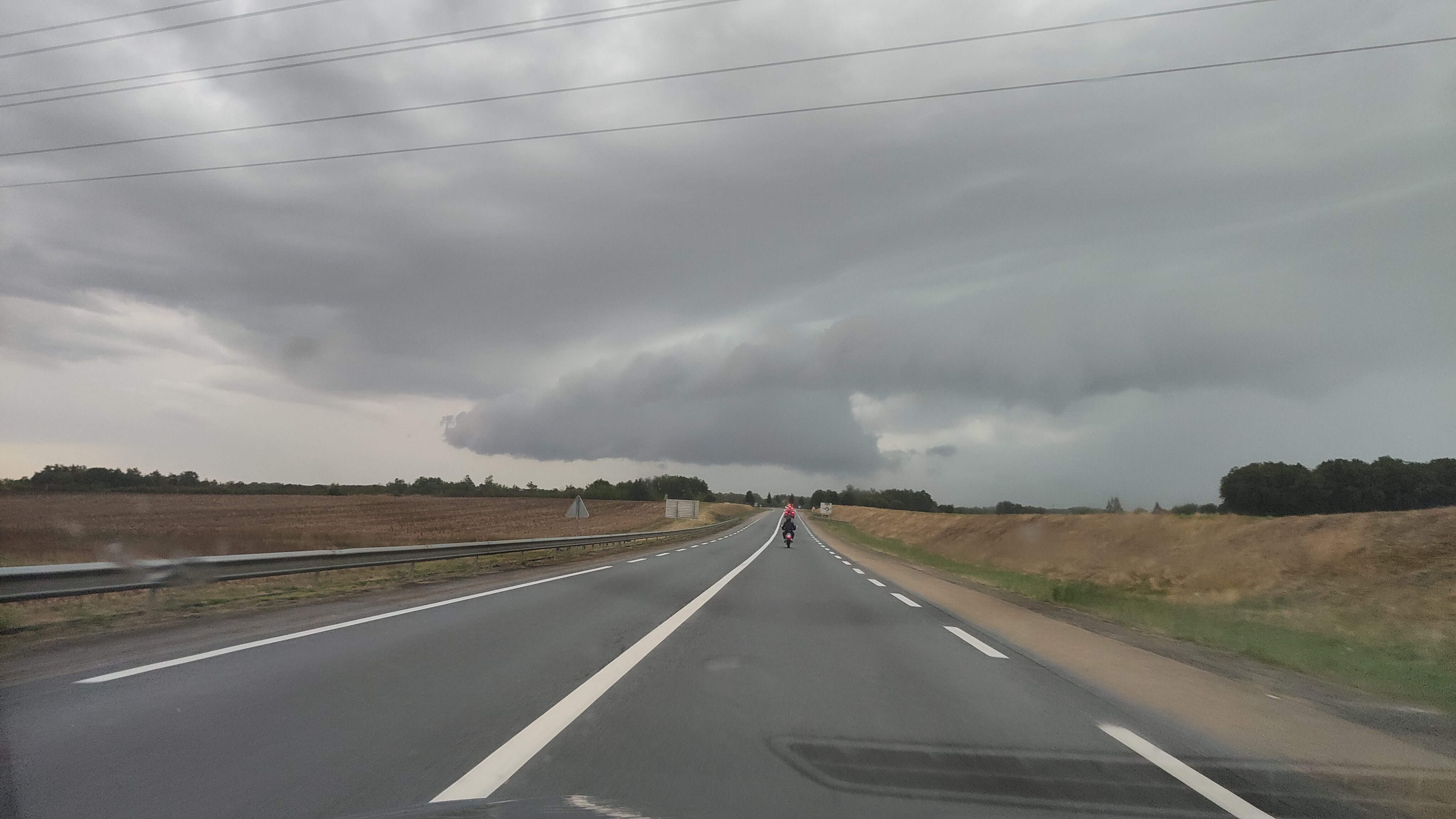 Photo prise en direction de Chauvigny (86) 
Grosse pluie, bourrasques et un peu de grêle

Amorce supercellulaire ? - 17/09/2023 17:58 - Alexandre DUGUET