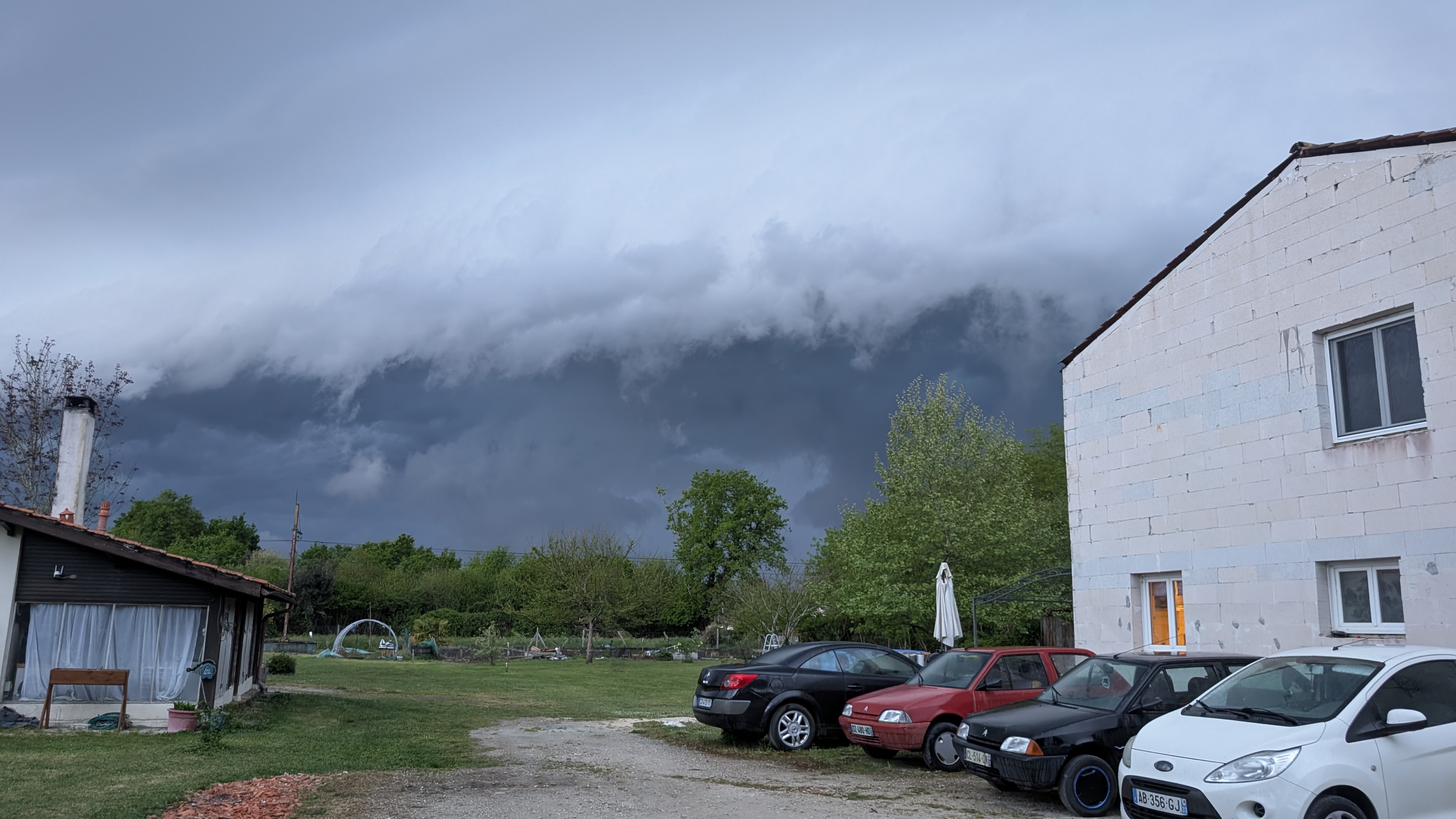 Petit orage passant au-dessus de la Gironde 33 - 18/04/2025 20:47 - Lucas Laffon