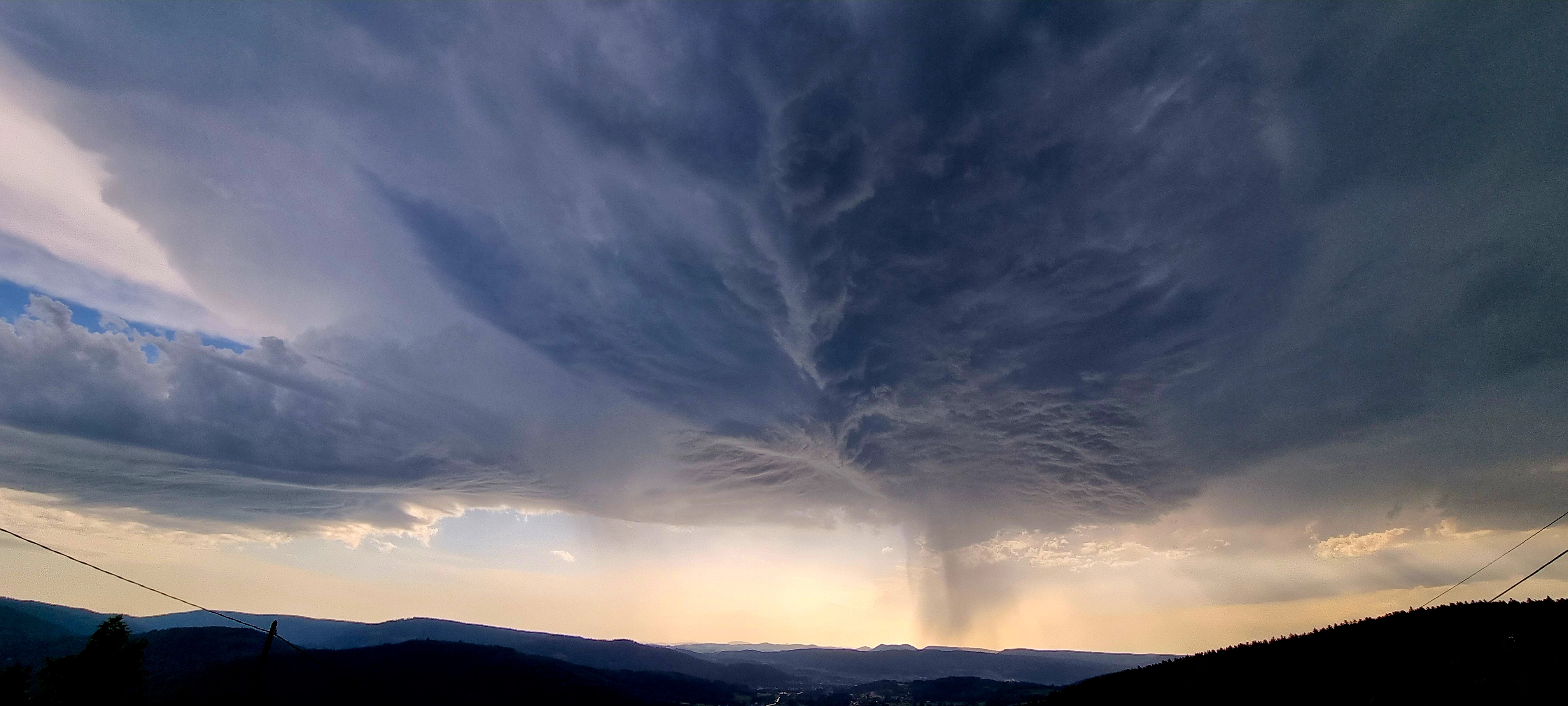 Bel orage grêligène sur les hauteurs de Fraize (88) - 18/07/2023 18:00 - patrick delarue
