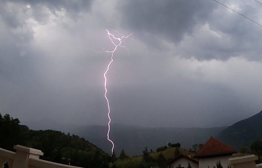 Impact de foudre positif  proche (&lt;1,5 km) au sud du bassin grenoblois - 18/06/2022 19:44 - Aymen Benbadis