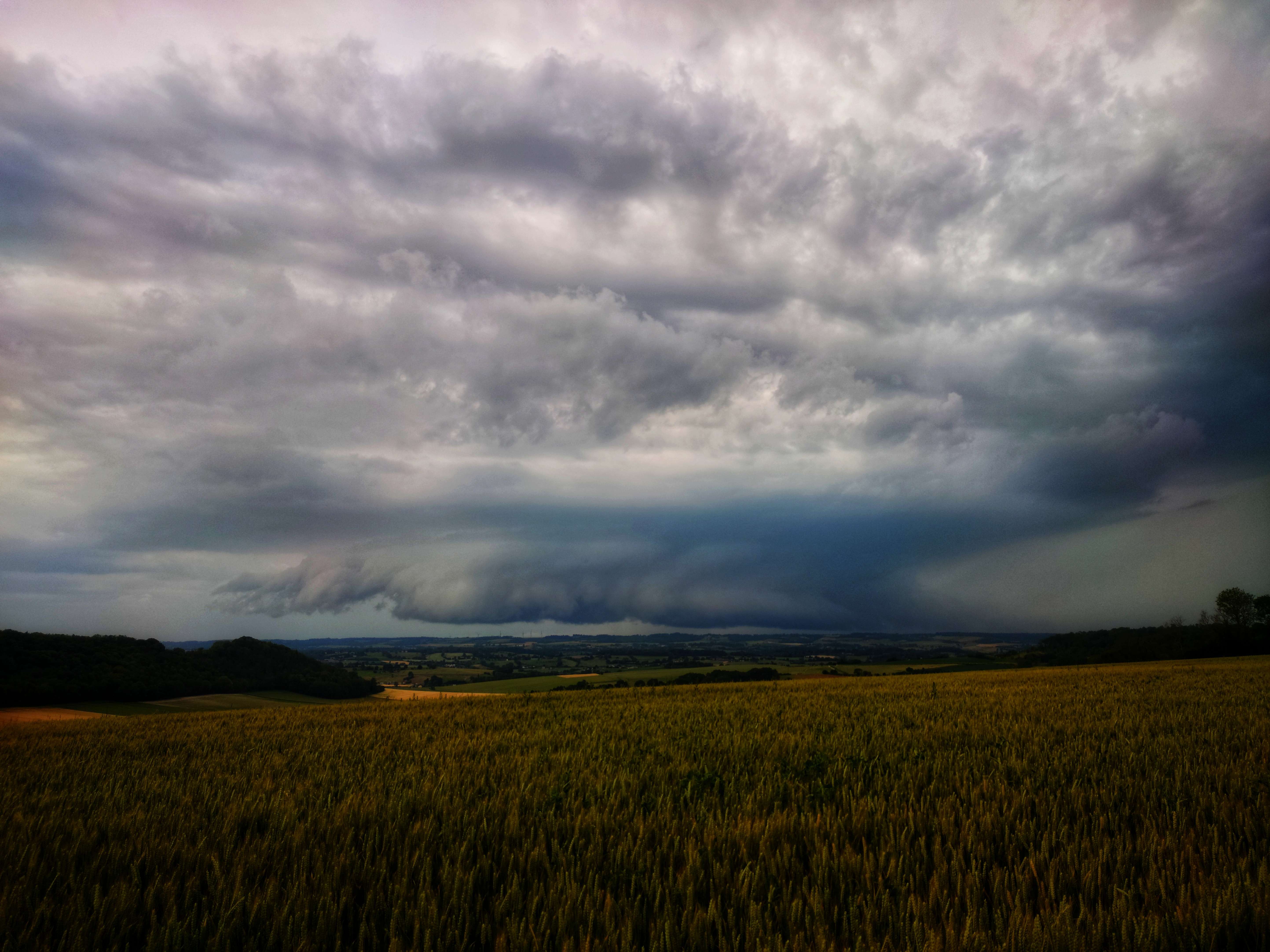 Supercellule imposante interceptée dimanche 18 juin 2023 à environ 17h lors de la dégradation orageuse majeure. Nous étions en Seine-Maritime ce jour-là, mon partenaire et moi, car le potentiel était prometteur dans cette zone. Lorsque la cellule est passée au dessus de nous, on avait une excellente vue sur la rotation des nuages. Cet orage s'est dissipé assez rapidement par la suite. - 18/06/2023 17:00 - Louka BURJES