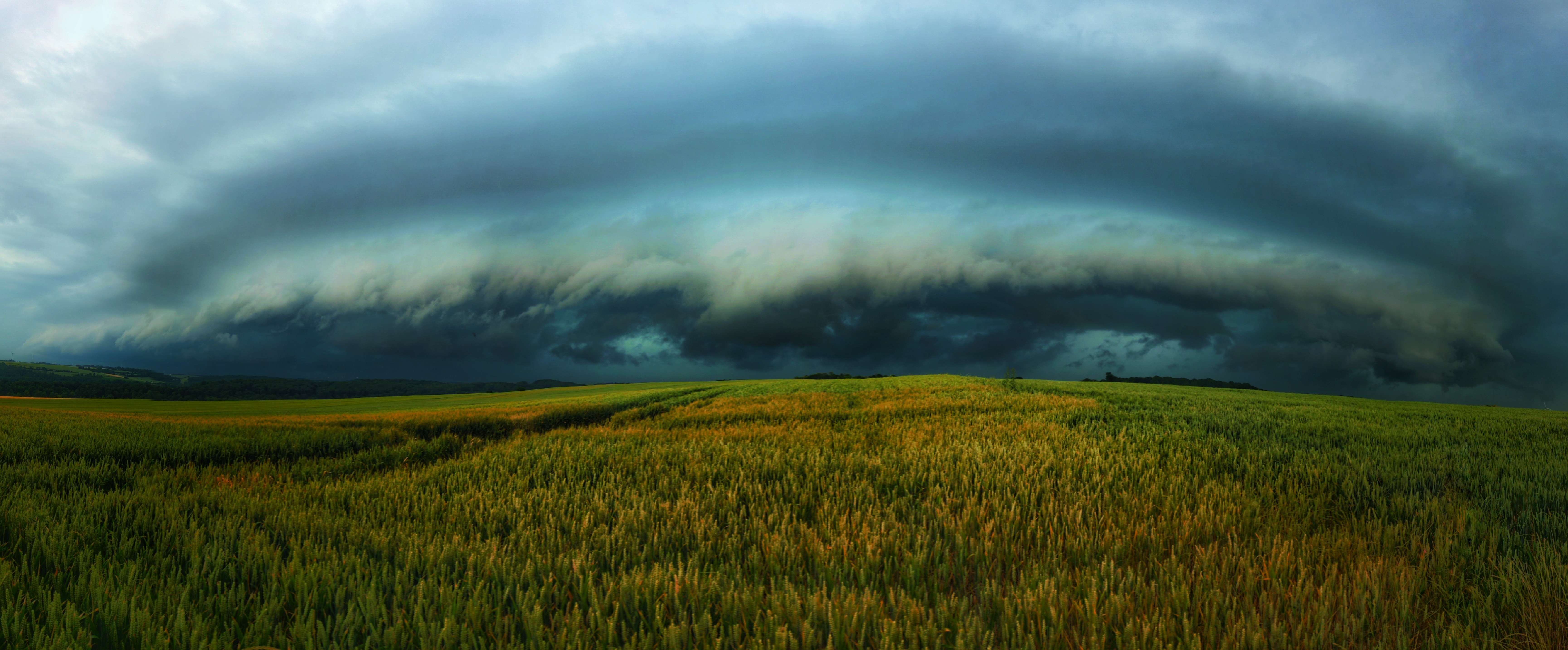 Arcus à couper le souffle, capturé le dimanche 18 juin 2023 à 18h52 à la frontière Seine-Maritime - Somme. Ce monstre précédait le QLCS qui était en train de balayer le nord du pays. Fortes rafales de vent une fois le système au dessus de nous. - 18/06/2023 18:52 - Louka BURJES