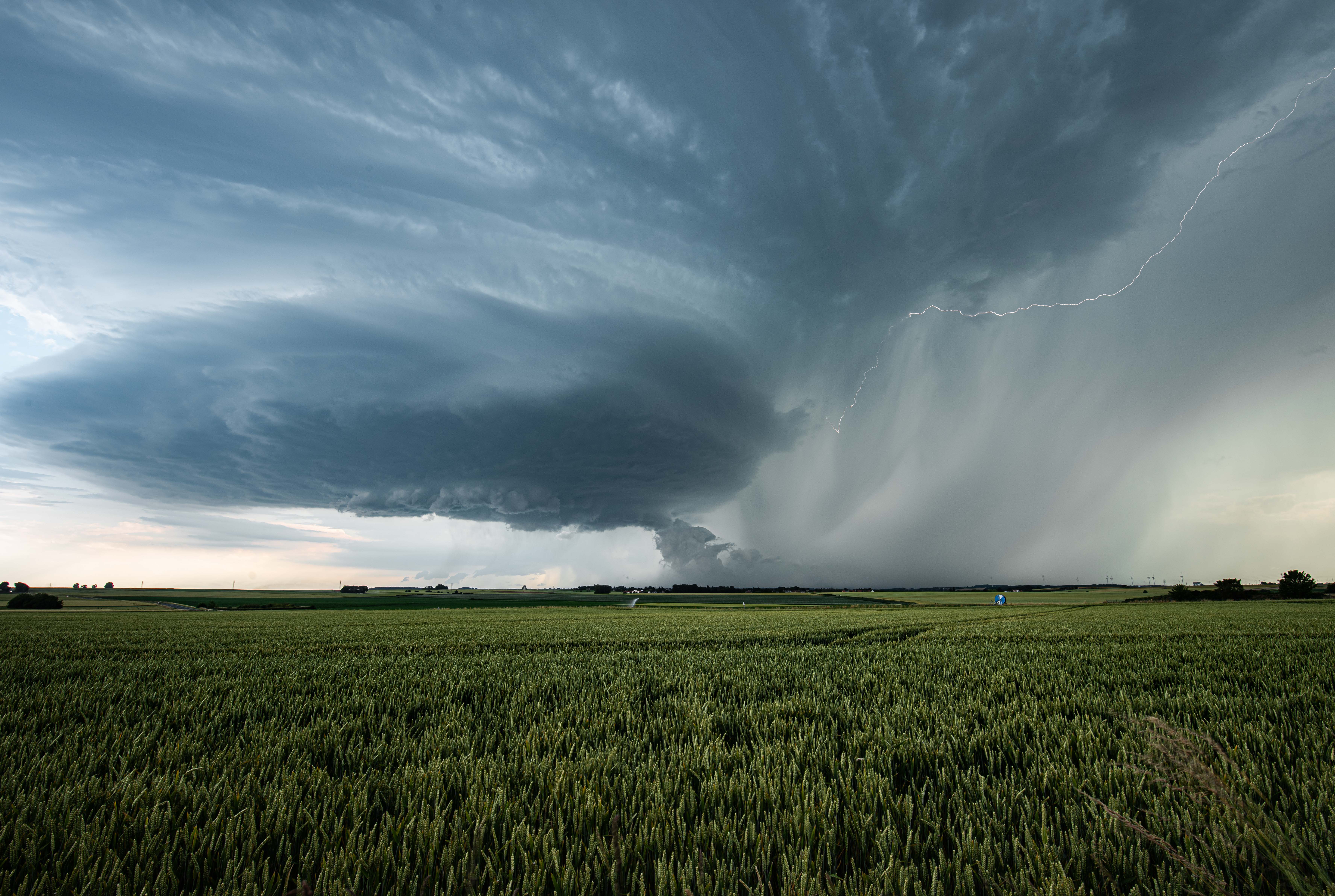 Magnifique supercellule classique arrivant sur Cambrai dans le Nord en fin d'après midi. Elle a produit de fortes chutes de grêle plus à l'est, du côté de Caudry. - 18/06/2026 18:47 - Jules Creteur