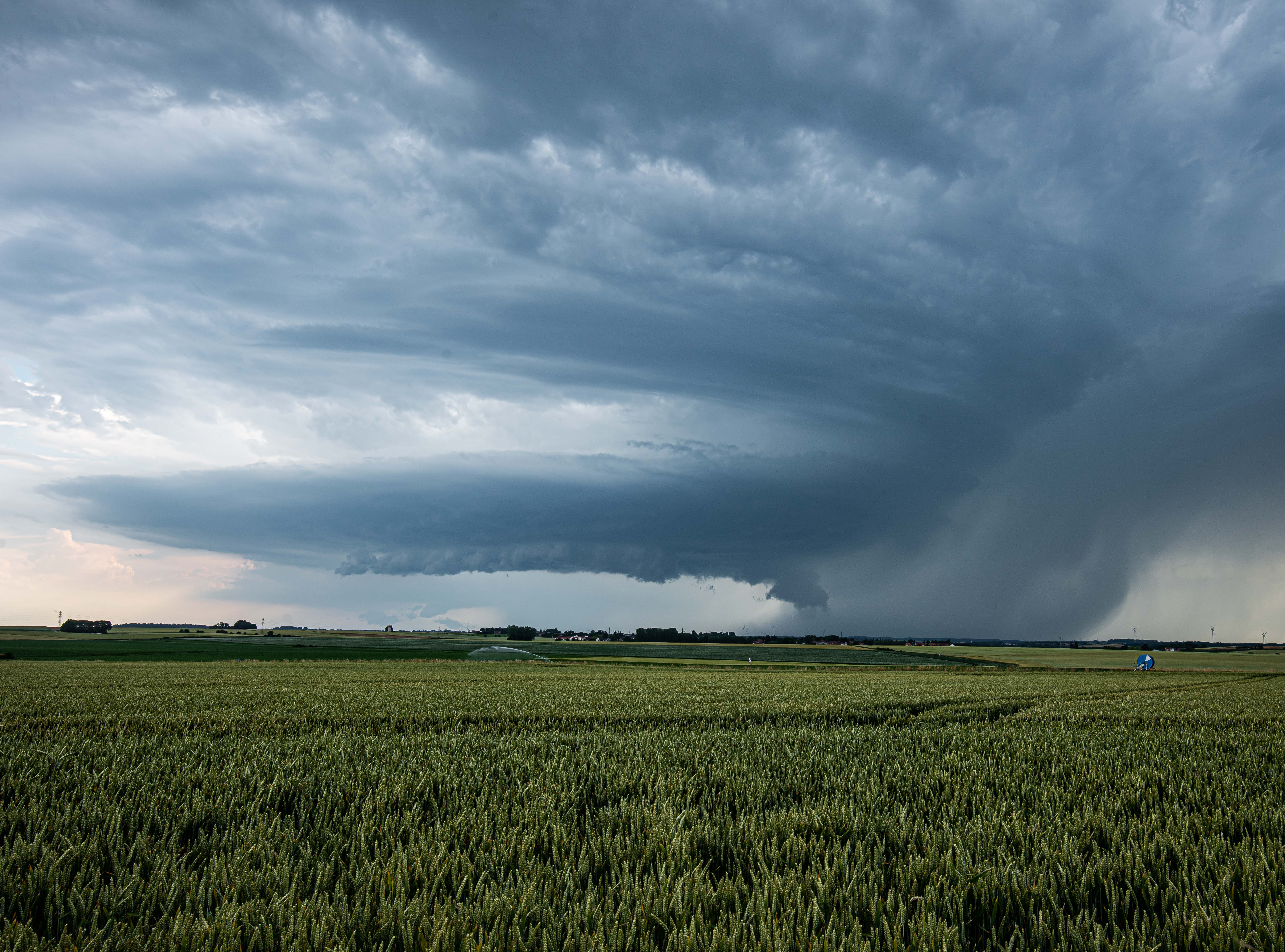 Magnifique supercellule classique arrivant sur Cambrai dans le Nord en fin d'après midi. Elle a produit de fortes chutes de grêle plus à l'est, du côté de Caudry. - 18/06/2026 18:35 - Jules Creteur