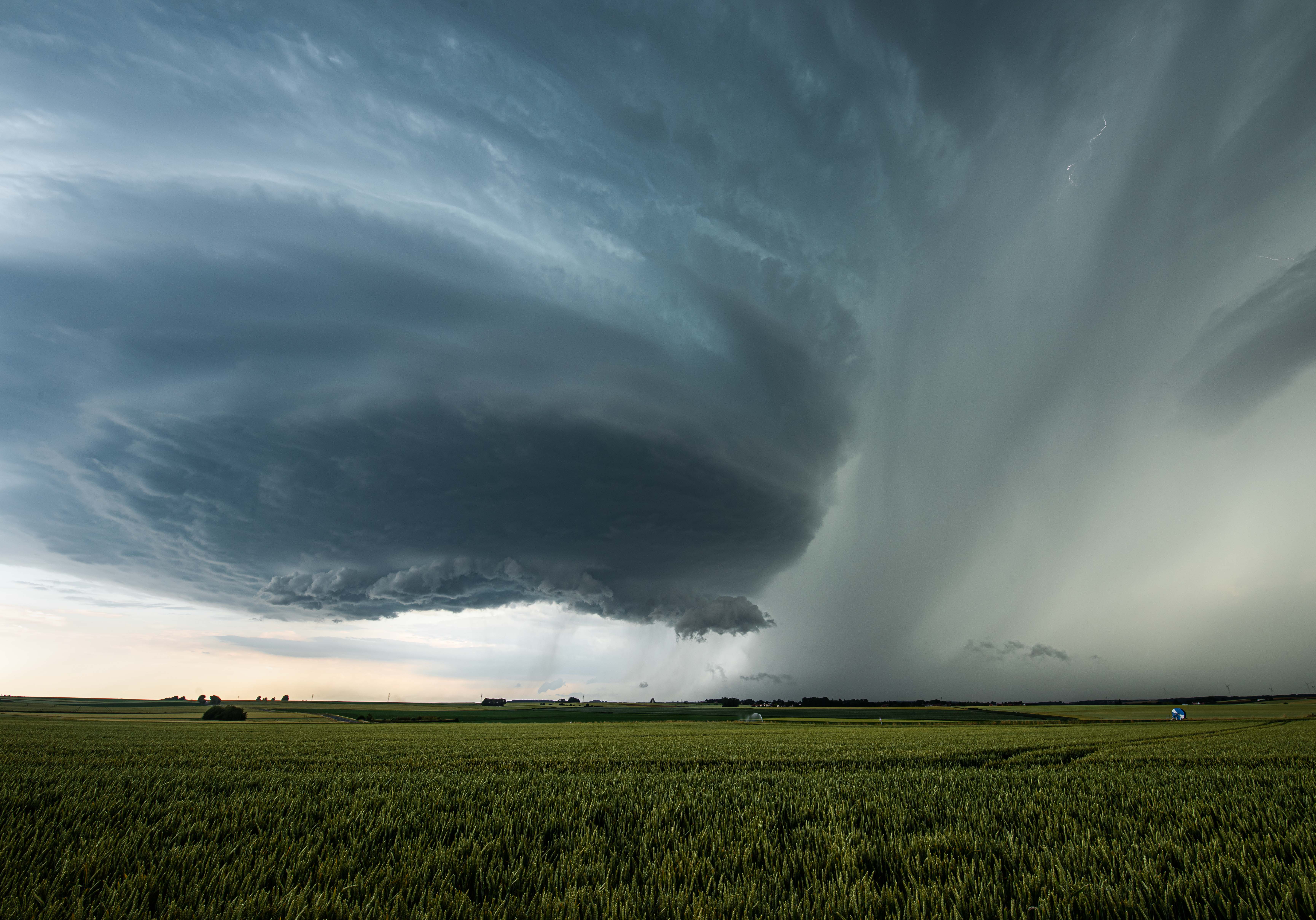 Magnifique supercellule classique arrivant sur Cambrai dans le Nord en fin d'après midi. Elle a produit de fortes chutes de grêle plus à l'est, du côté de Caudry. - 18/06/2026 18:52 - Jules Creteur
